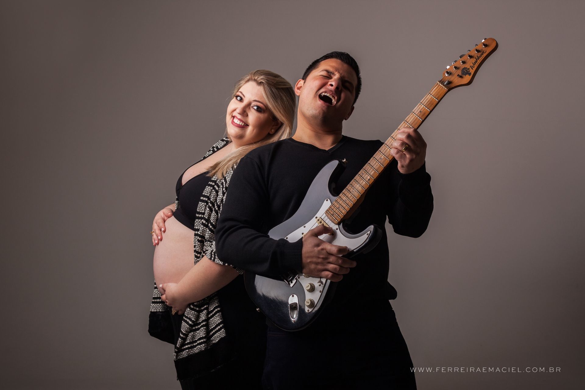 criciúma_gestante_estúdio_sessão_de_fotos_ferreira_e_maciel_fotografa_lígia_ararangua_família_cachorro_menina_mae_menino_0003