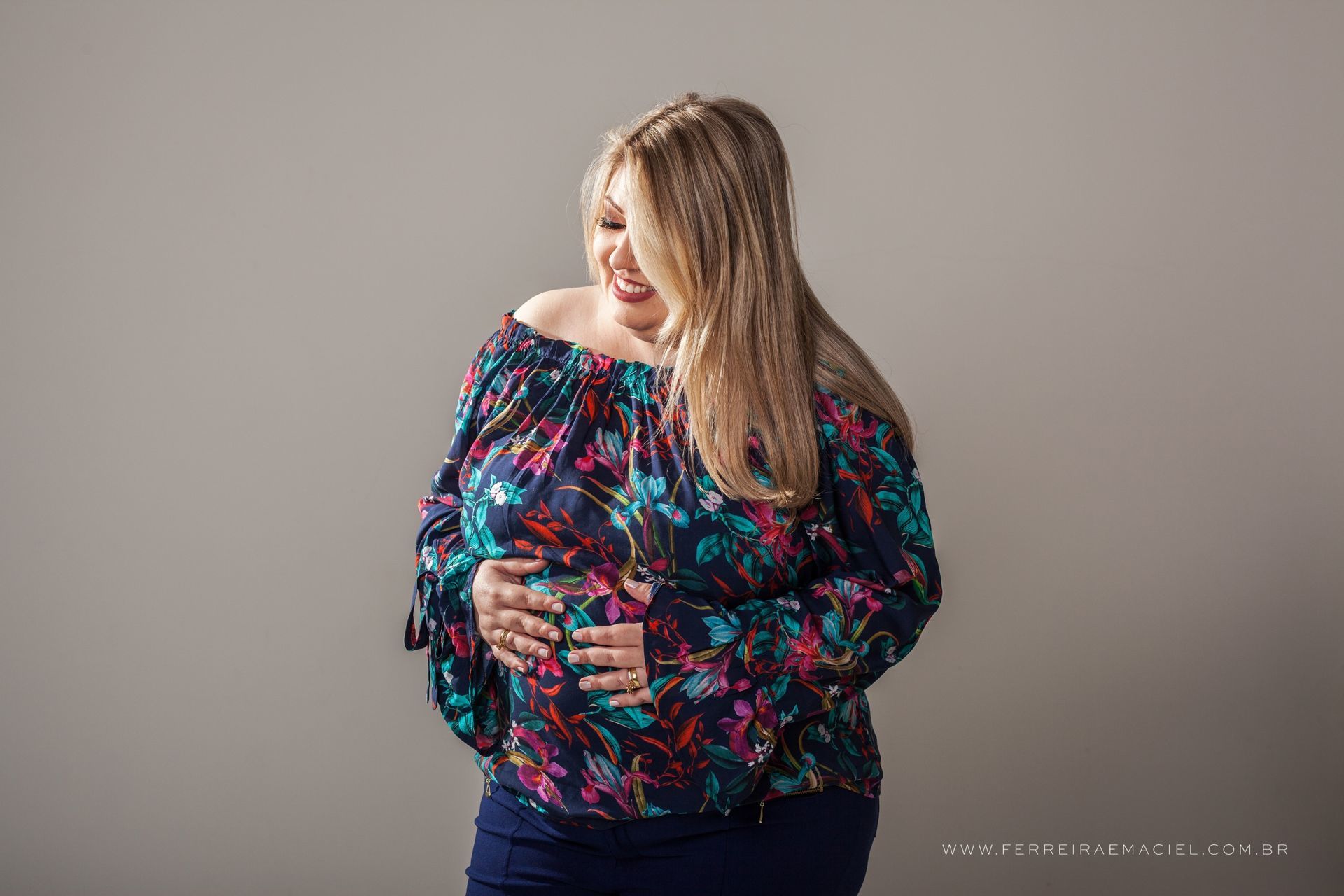 criciúma_gestante_estúdio_sessão_de_fotos_ferreira_e_maciel_fotografa_lígia_ararangua_família_cachorro_menina_mae_menino_0008