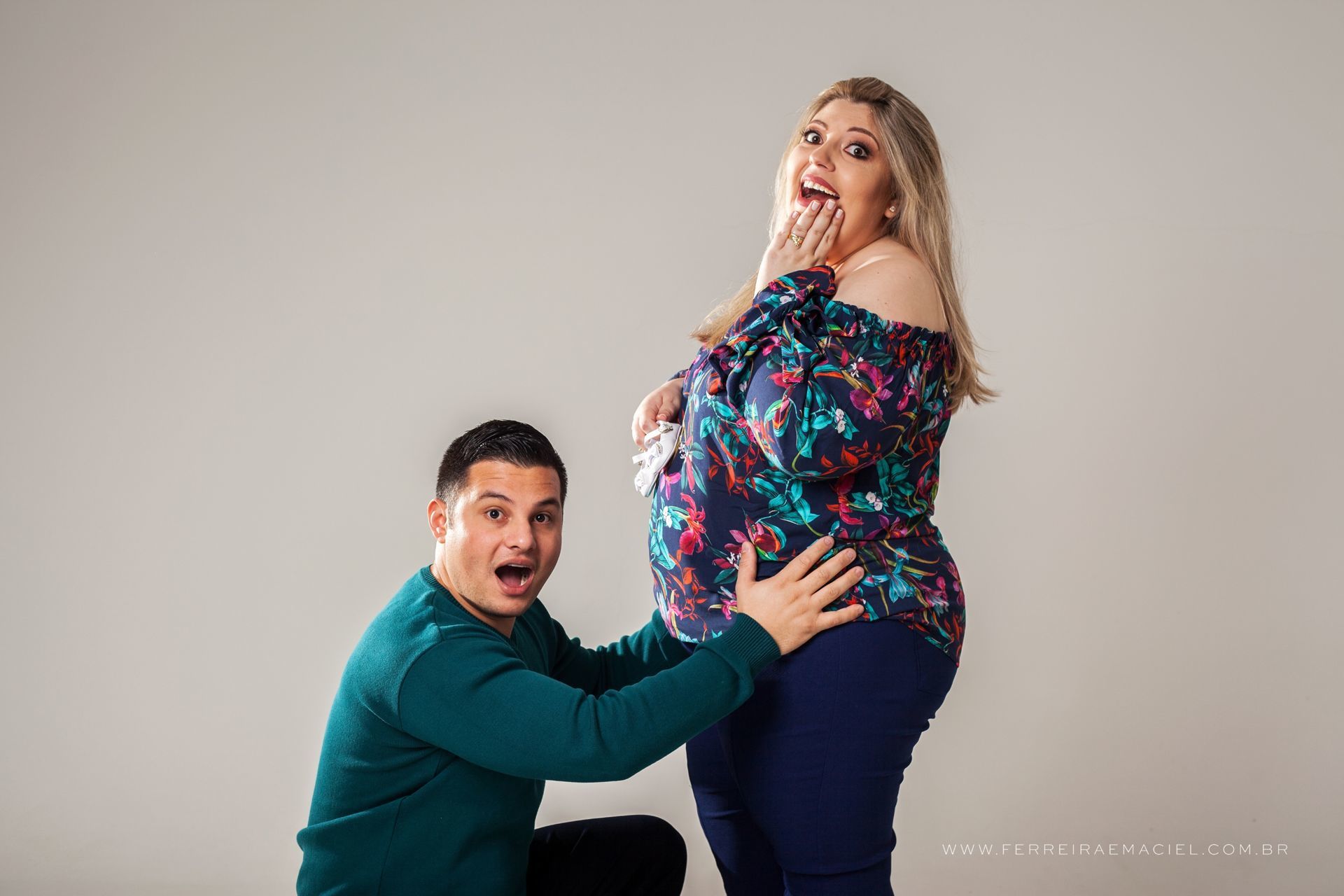 criciúma_gestante_estúdio_sessão_de_fotos_ferreira_e_maciel_fotografa_lígia_ararangua_família_cachorro_menina_mae_menino_0009