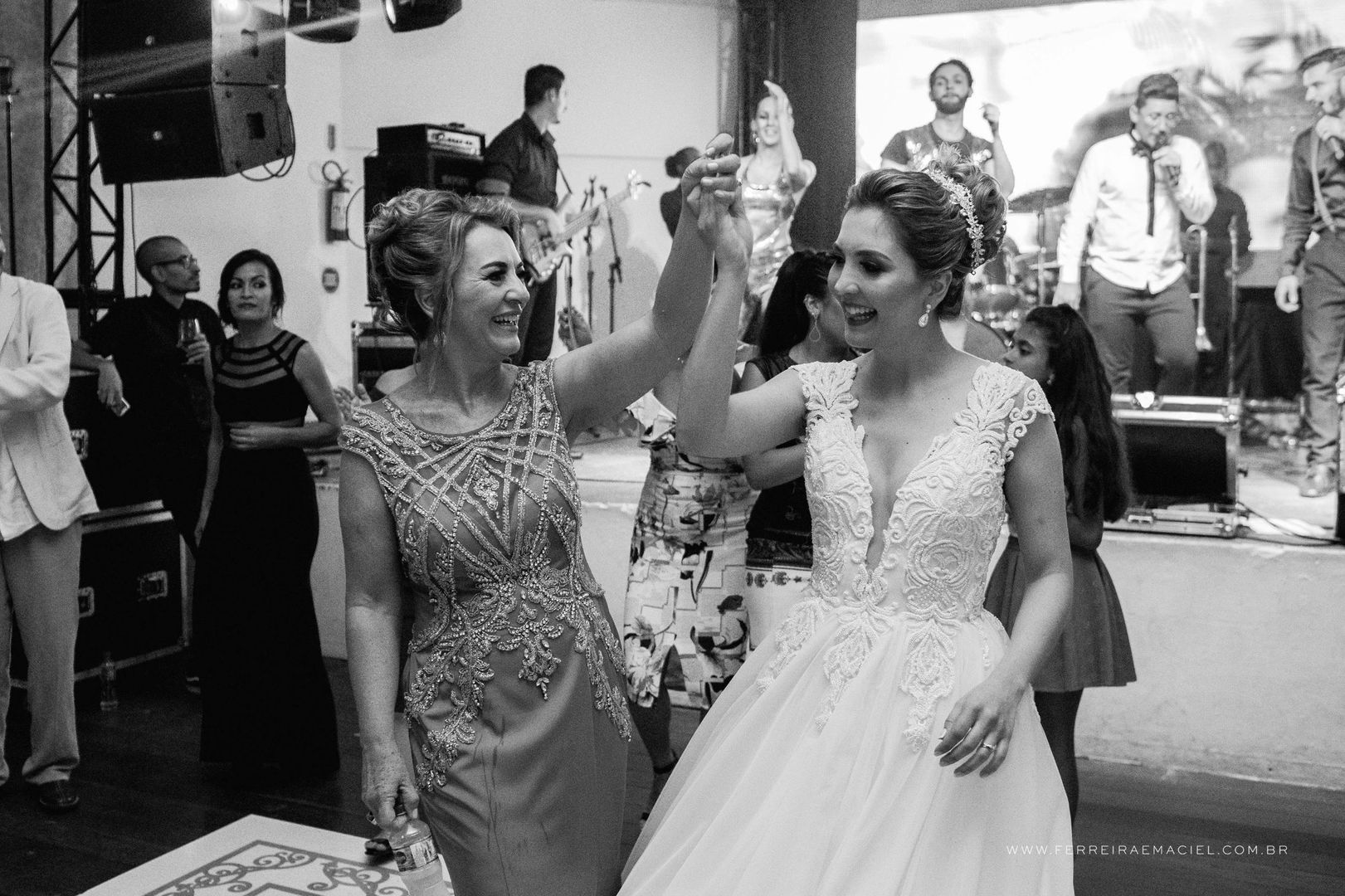 Foto Casamento Larissa e Arturo - Igreja Nossa Senhora Mãe dos Homens - Grêmio Fronteira - Araranguá - SC Foto Casamento Larissa e Arturo - Igreja Nossa Senhora Mãe dos Homens - Grêmio Fronteira - Araranguá - SC - Imagem 96