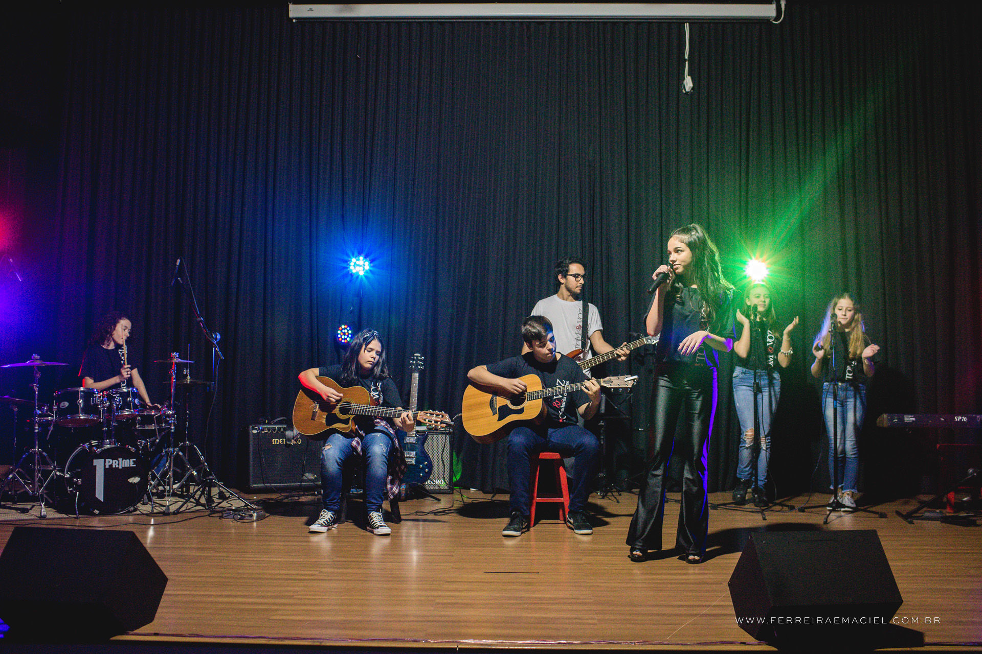 Foto Cobertura mostra musical Academia de Arte Tom & Voz - Center Shopping - Araranguá - SC Foto Cobertura mostra musical Academia de Arte Tom & Voz - Center Shopping - Araranguá - SC - Imagem 3