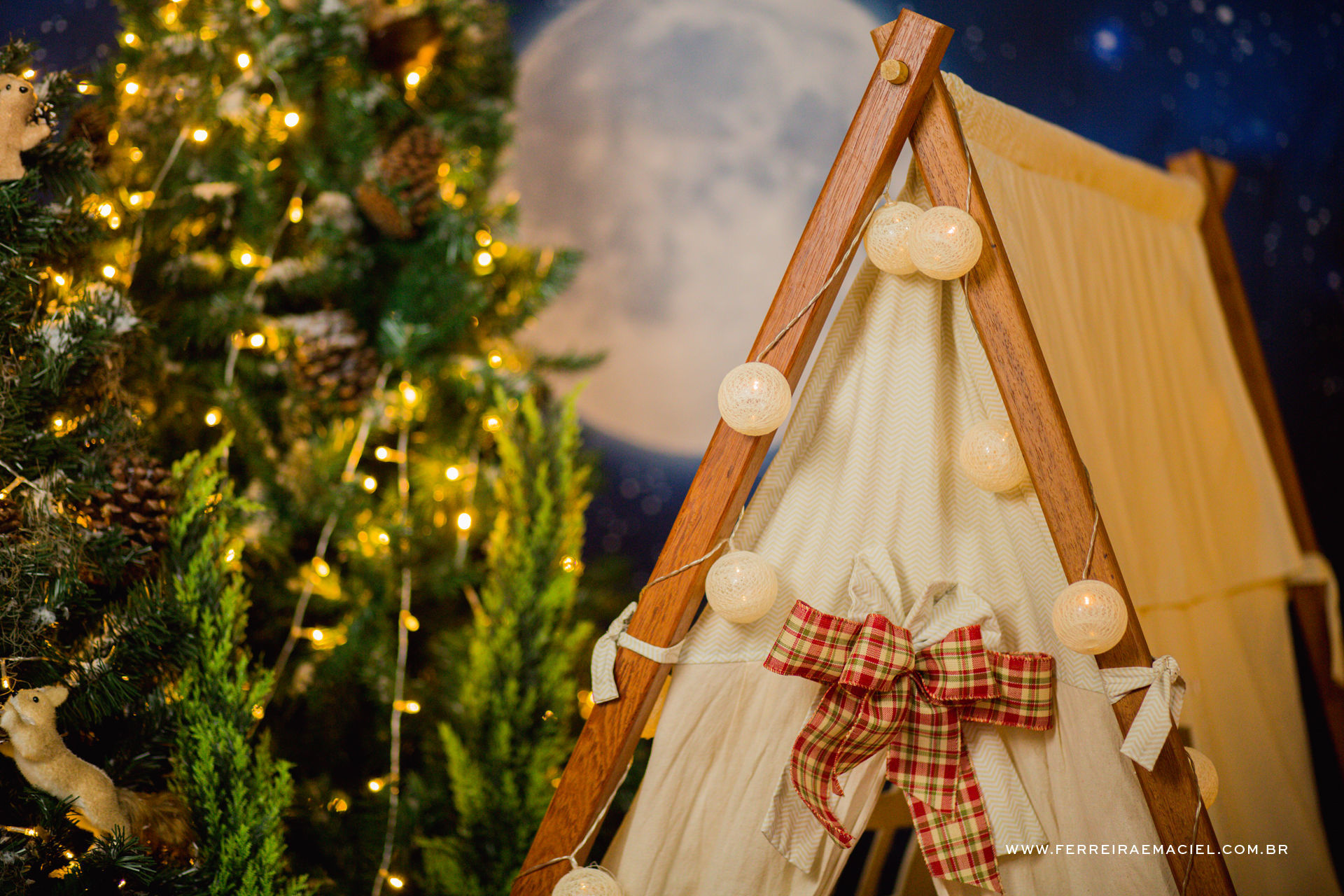 Foto Detalhes do Acampamento do Papai Noel - Cenário Temático para Fotos de Natal em Araranguá Foto Detalhes do Acampamento do Papai Noel - Cenário Temático para Fotos de Natal em Araranguá - Imagem 5