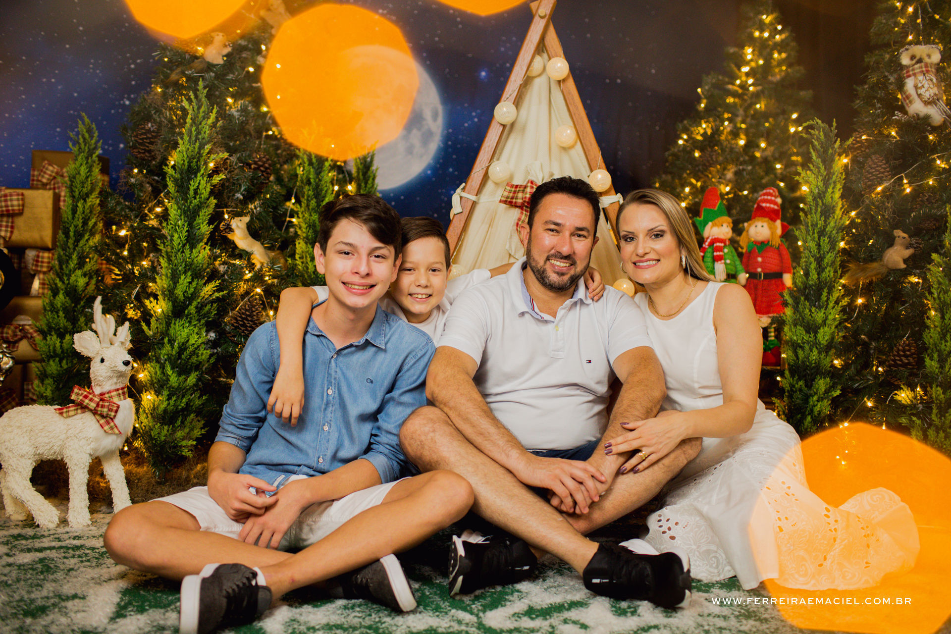 Foto Detalhes do Acampamento do Papai Noel - Cenário Temático para Fotos de Natal em Araranguá Foto Detalhes do Acampamento do Papai Noel - Cenário Temático para Fotos de Natal em Araranguá - Imagem 80
