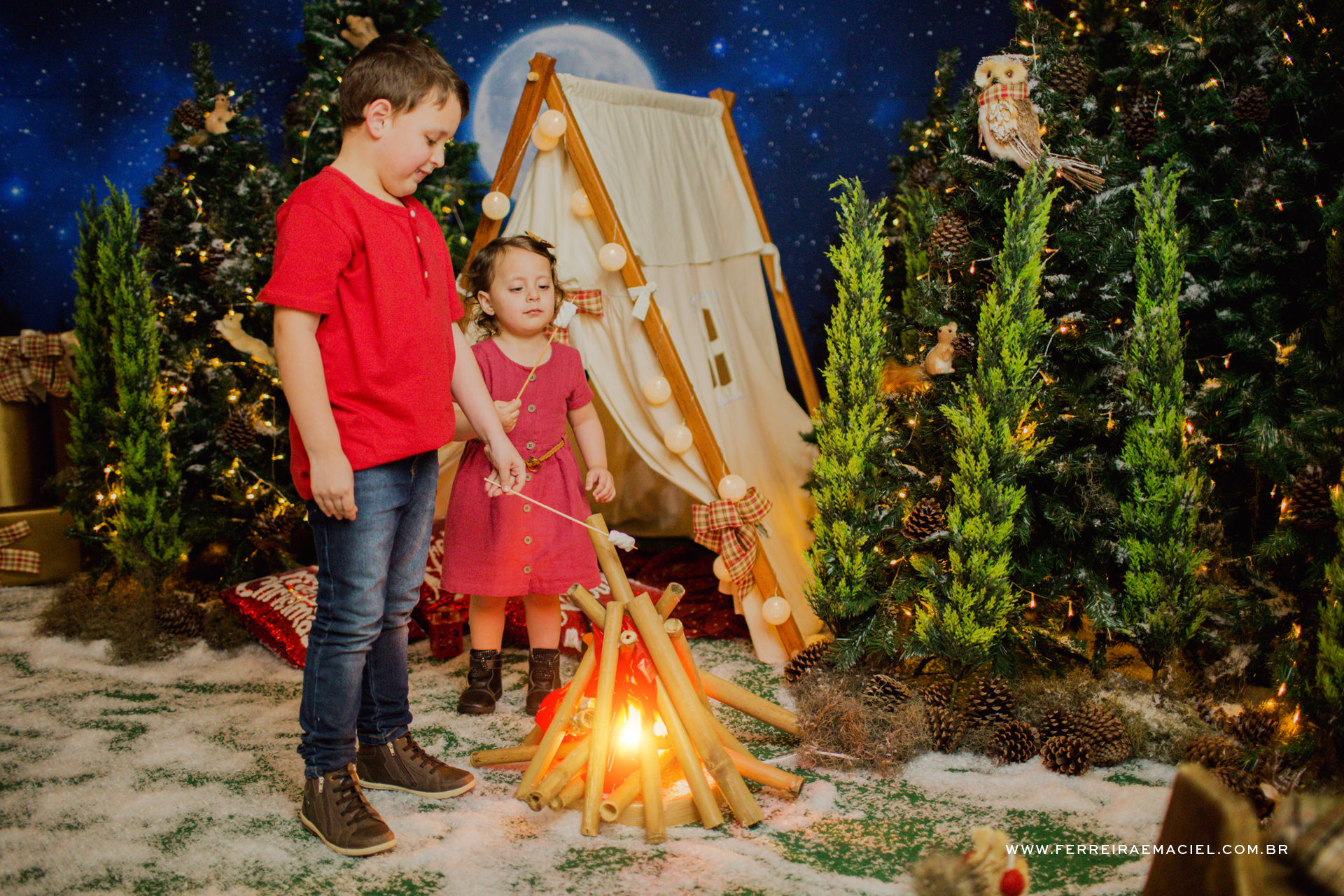 Foto Detalhes do Acampamento do Papai Noel - Cenário Temático para Fotos de Natal em Araranguá Foto Detalhes do Acampamento do Papai Noel - Cenário Temático para Fotos de Natal em Araranguá - Imagem 88