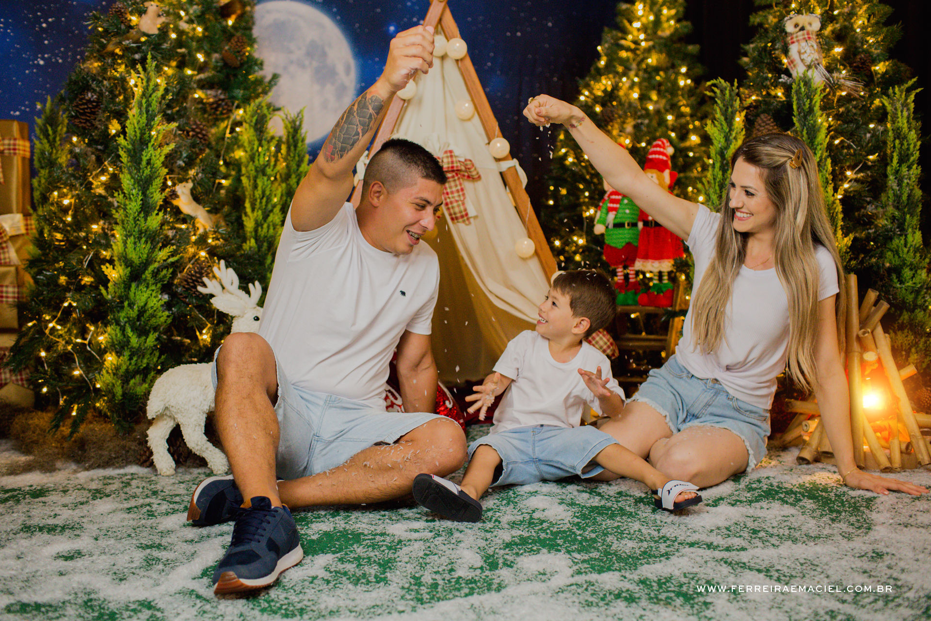 Foto Detalhes do Acampamento do Papai Noel - Cenário Temático para Fotos de Natal em Araranguá Foto Detalhes do Acampamento do Papai Noel - Cenário Temático para Fotos de Natal em Araranguá - Imagem 101