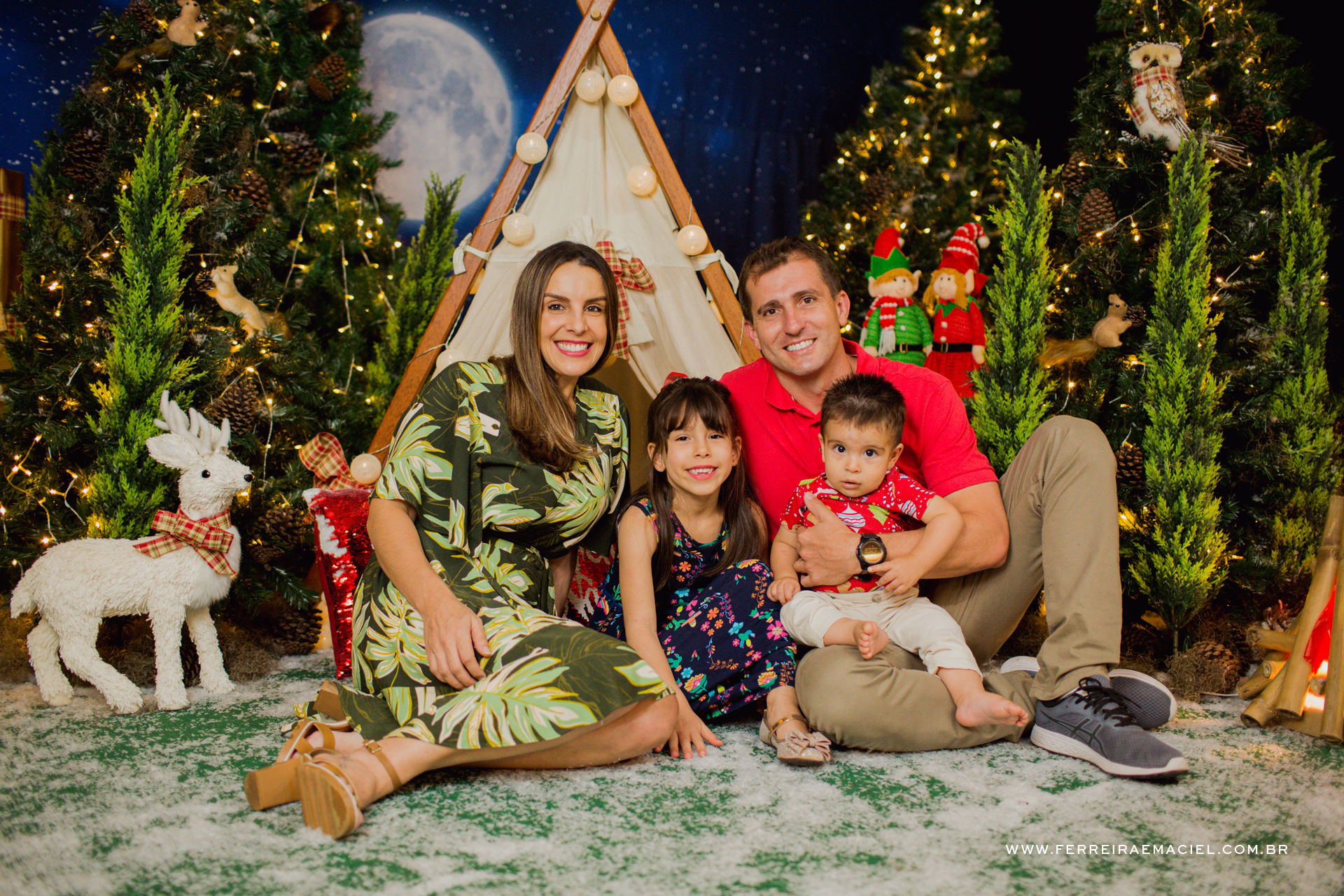 Foto Detalhes do Acampamento do Papai Noel - Cenário Temático para Fotos de Natal em Araranguá Foto Detalhes do Acampamento do Papai Noel - Cenário Temático para Fotos de Natal em Araranguá - Imagem 115