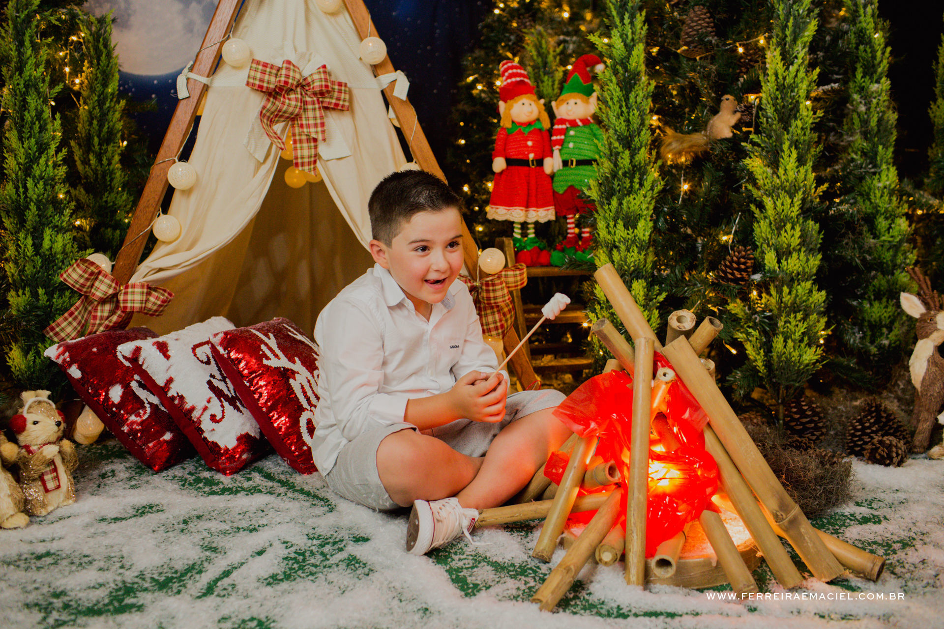 Foto Detalhes do Acampamento do Papai Noel - Cenário Temático para Fotos de Natal em Araranguá Foto Detalhes do Acampamento do Papai Noel - Cenário Temático para Fotos de Natal em Araranguá - Imagem 134