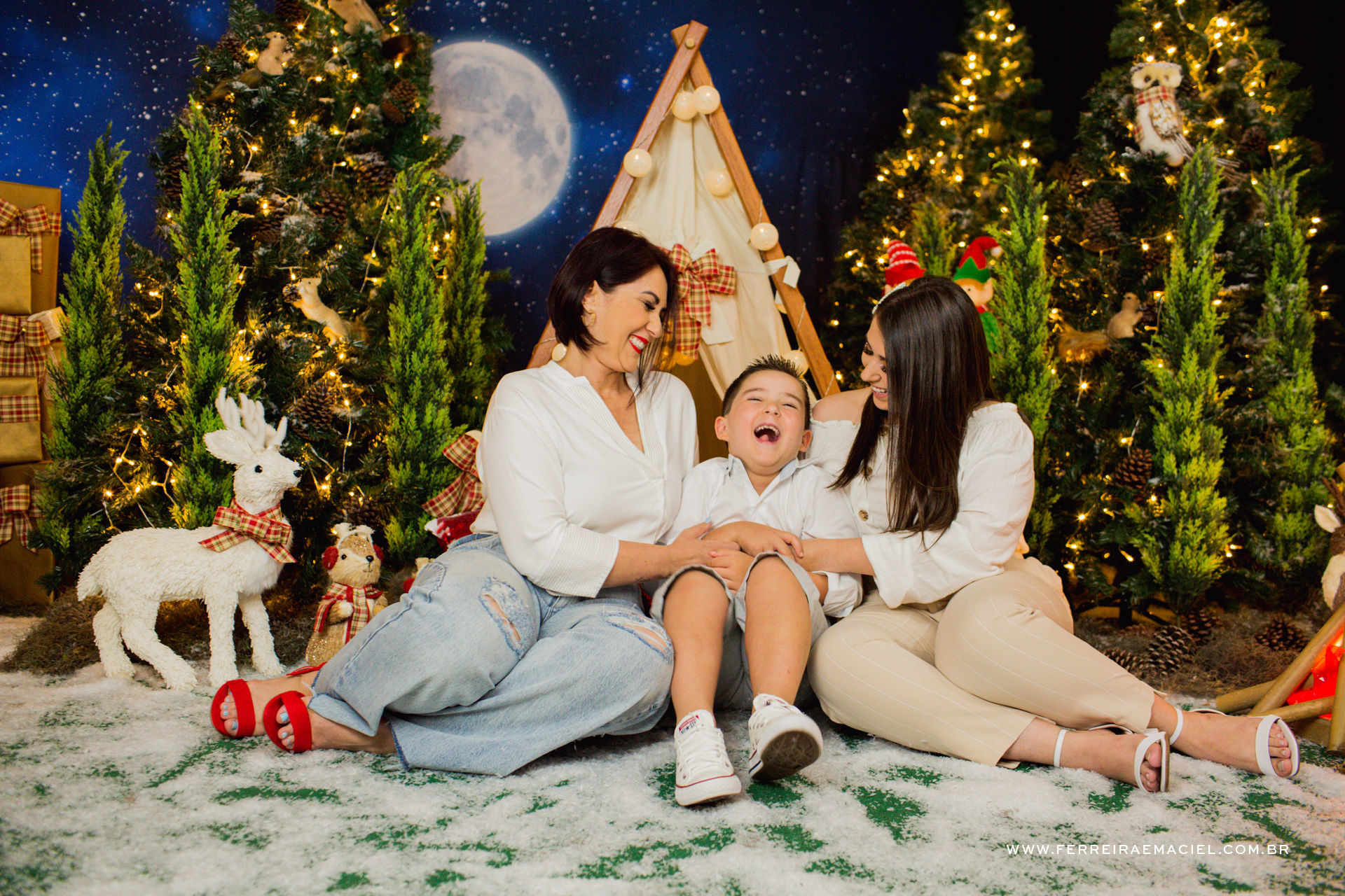 Foto Detalhes do Acampamento do Papai Noel - Cenário Temático para Fotos de Natal em Araranguá Foto Detalhes do Acampamento do Papai Noel - Cenário Temático para Fotos de Natal em Araranguá - Imagem 132