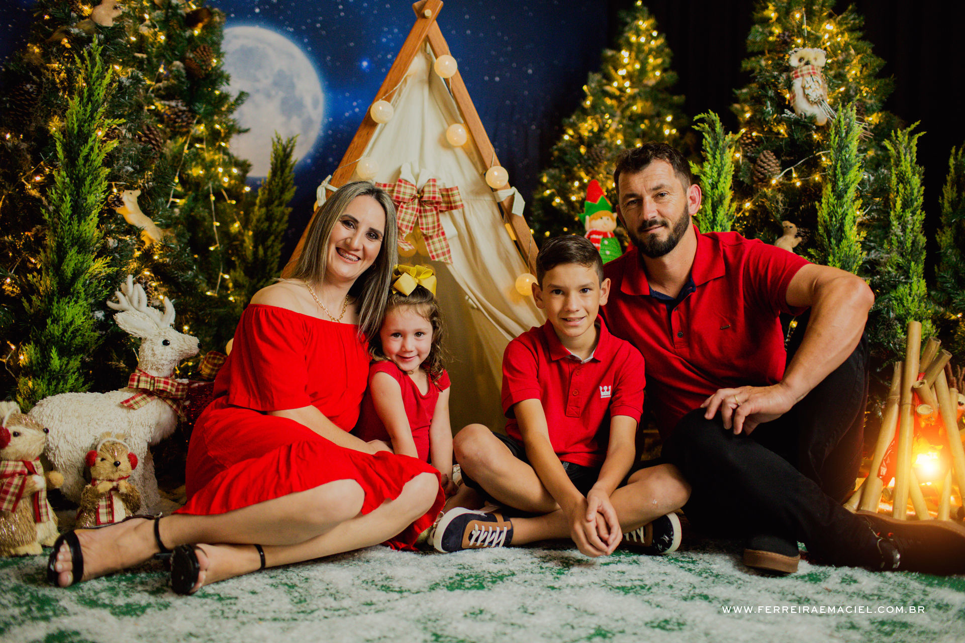 Foto Detalhes do Acampamento do Papai Noel - Cenário Temático para Fotos de Natal em Araranguá Foto Detalhes do Acampamento do Papai Noel - Cenário Temático para Fotos de Natal em Araranguá - Imagem 137