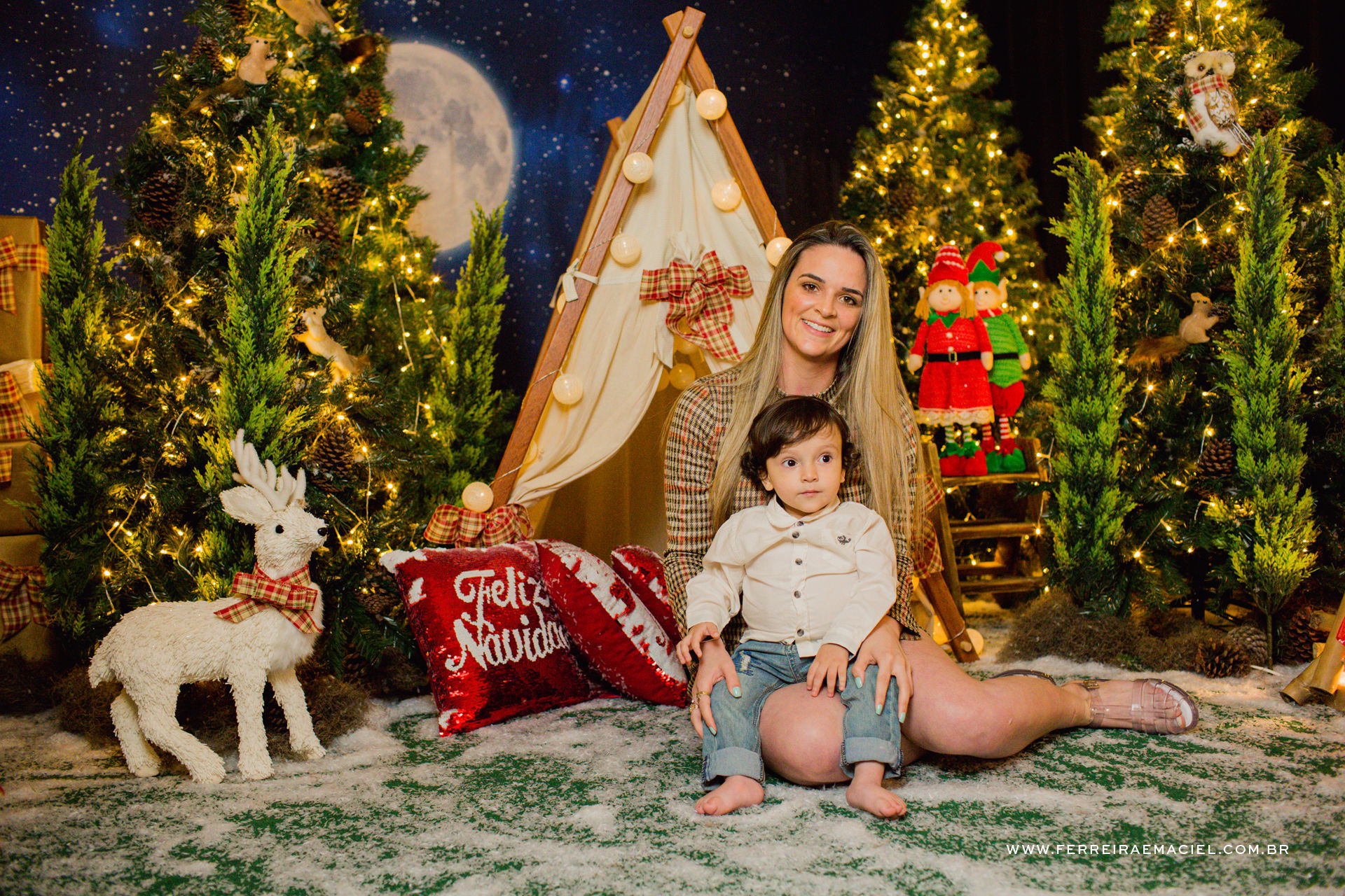 Foto Detalhes do Acampamento do Papai Noel - Cenário Temático para Fotos de Natal em Araranguá Foto Detalhes do Acampamento do Papai Noel - Cenário Temático para Fotos de Natal em Araranguá - Imagem 140