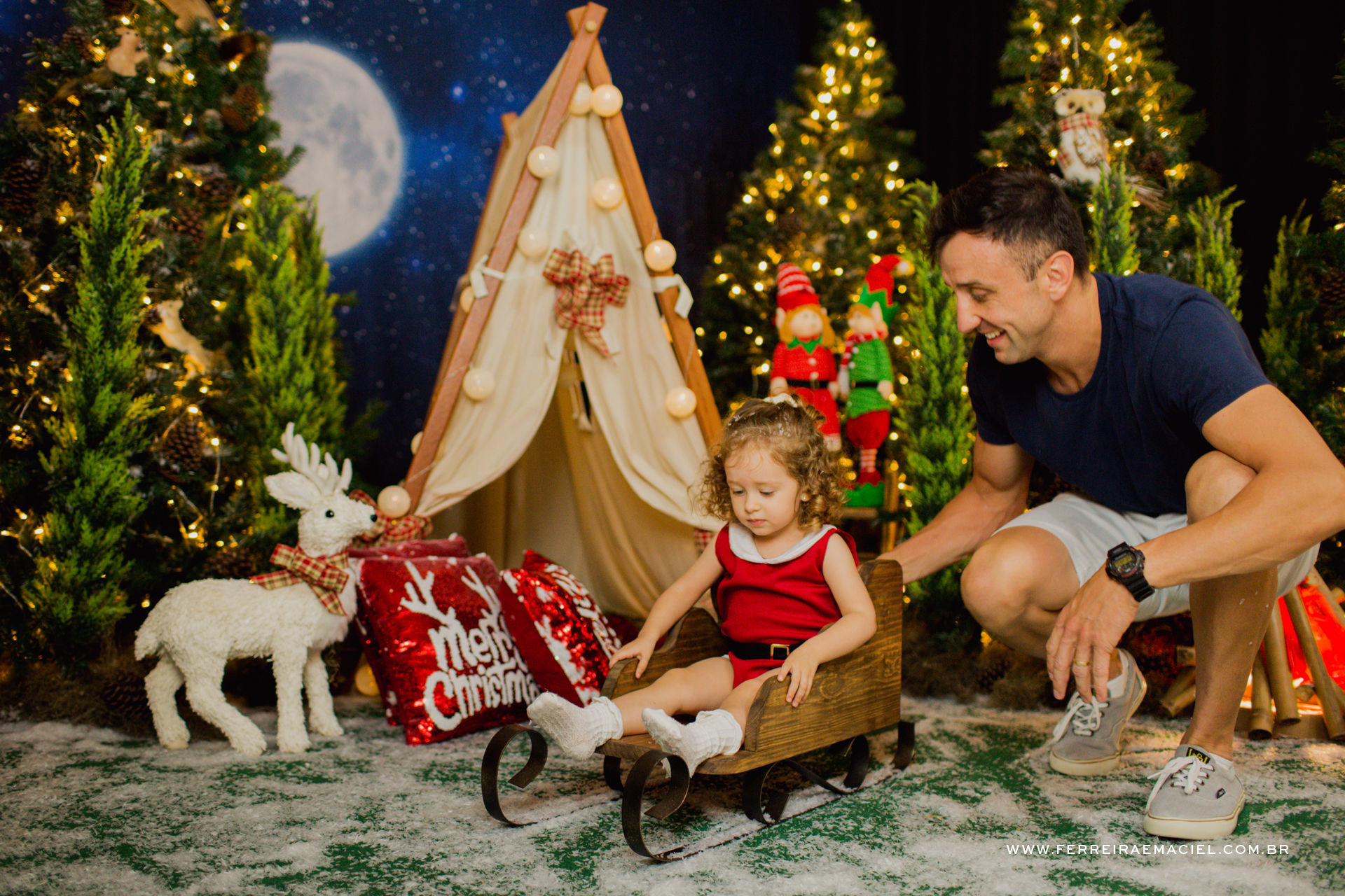 Foto Detalhes do Acampamento do Papai Noel - Cenário Temático para Fotos de Natal em Araranguá Foto Detalhes do Acampamento do Papai Noel - Cenário Temático para Fotos de Natal em Araranguá - Imagem 143