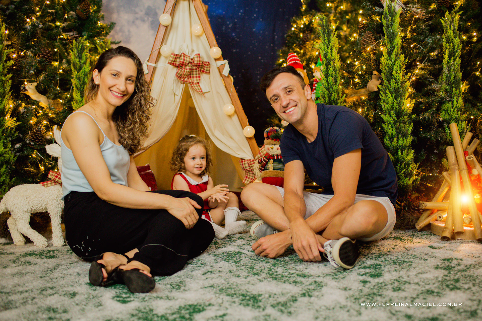 Foto Detalhes do Acampamento do Papai Noel - Cenário Temático para Fotos de Natal em Araranguá Foto Detalhes do Acampamento do Papai Noel - Cenário Temático para Fotos de Natal em Araranguá - Imagem 142