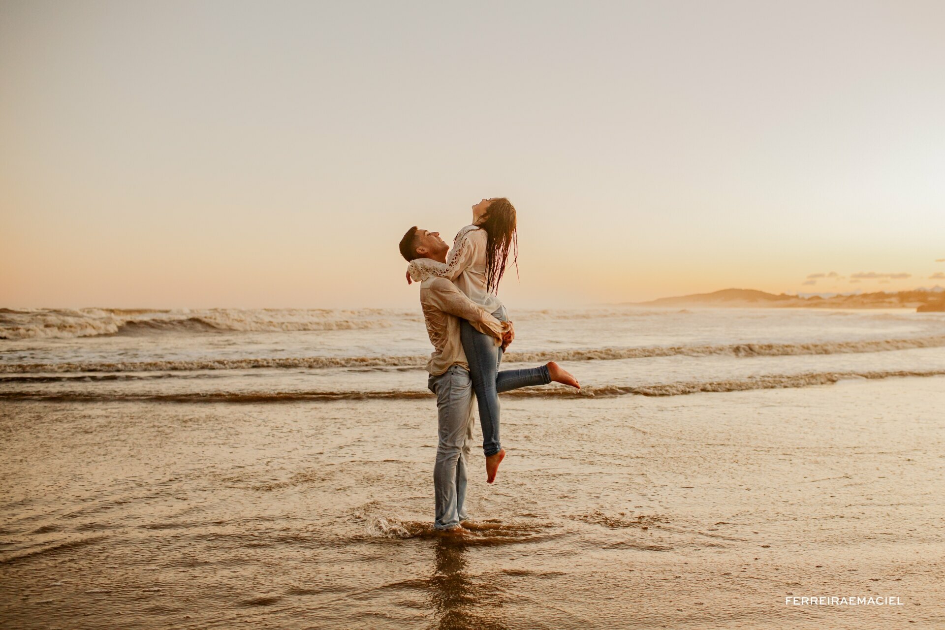Ensaio de casal na Praia da Guarita em Torres - RS - Fotografia de Pre-wedding de dia no mar e na praia com por-do-sol - Kemellyn e Dionathan