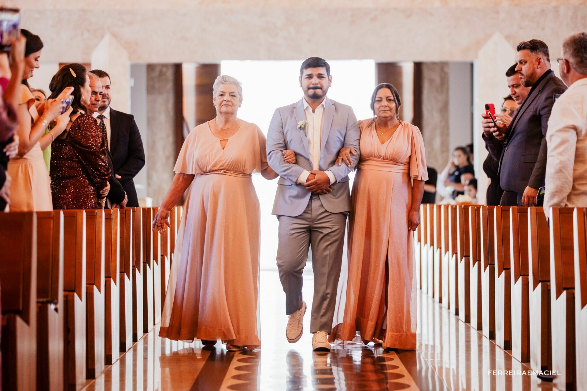 Foto Casamento de dia na Igreja da Cidade Alta Paróquia Sagrada Família e festa na Cachaçaria Pura Brasil - Araranguá - SC - Maiara e Valter Foto Casamento de dia na Igreja da Cidade Alta Paróquia Sagrada Família e festa na Cachaçaria Pura Brasil - Araranguá - SC - Maiara e Valter - Imagem 26