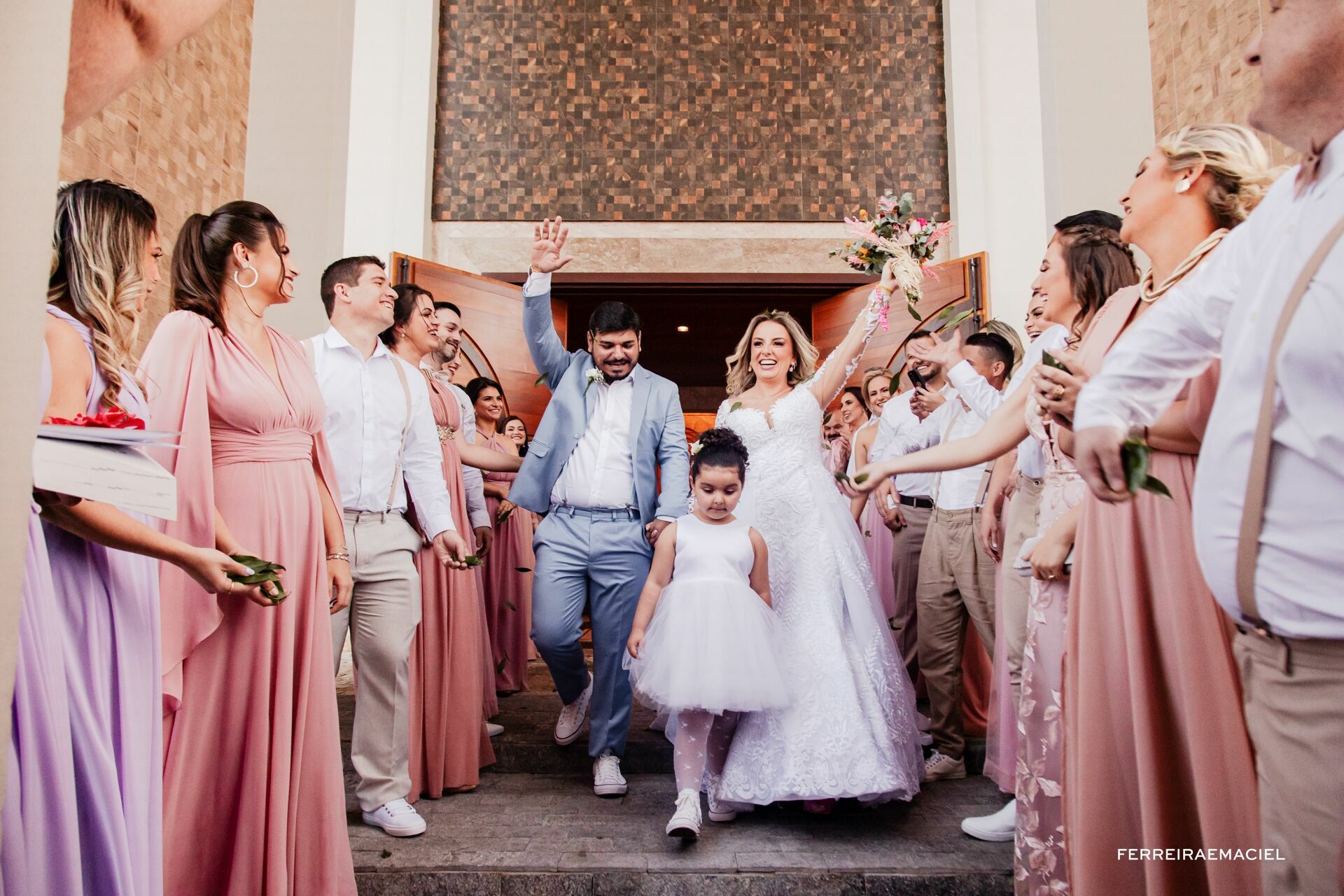 Foto Casamento de dia na Igreja da Cidade Alta Paróquia Sagrada Família e festa na Cachaçaria Pura Brasil - Araranguá - SC - Maiara e Valter Foto Casamento de dia na Igreja da Cidade Alta Paróquia Sagrada Família e festa na Cachaçaria Pura Brasil - Araranguá - SC - Maiara e Valter - Imagem 94
