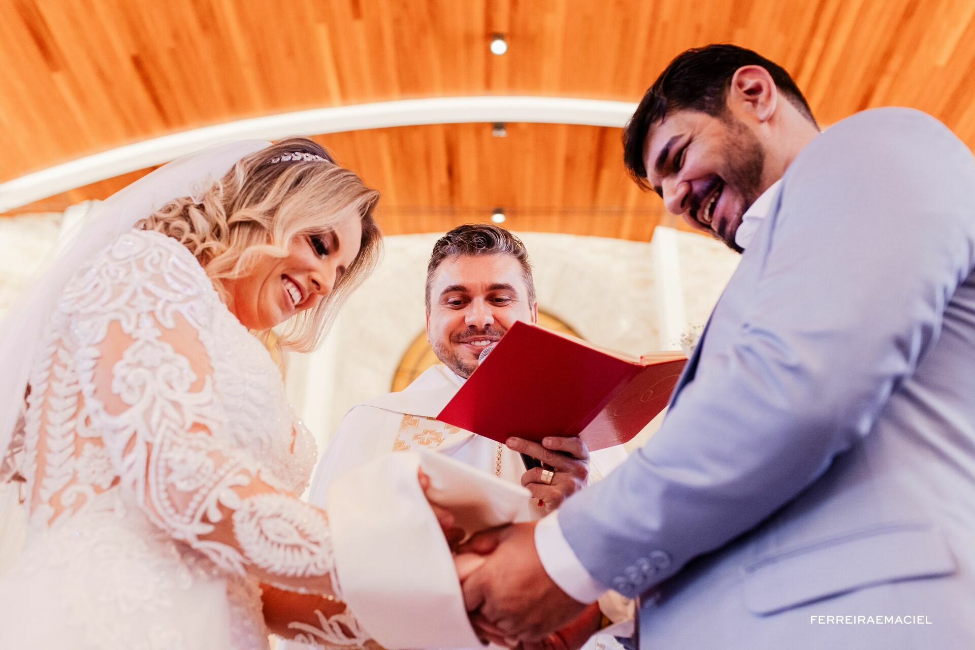 Foto Casamento de dia na Igreja da Cidade Alta Paróquia Sagrada Família e festa na Cachaçaria Pura Brasil - Araranguá - SC - Maiara e Valter Foto Casamento de dia na Igreja da Cidade Alta Paróquia Sagrada Família e festa na Cachaçaria Pura Brasil - Araranguá - SC - Maiara e Valter - Imagem 64