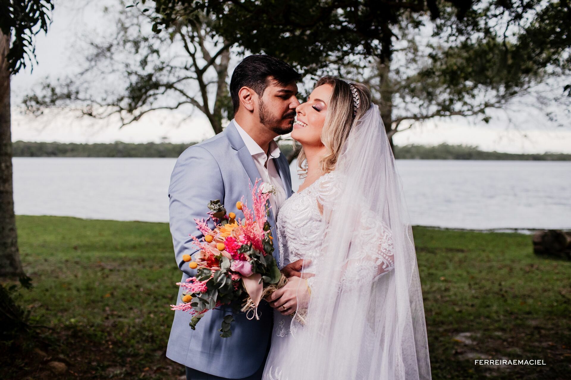 Foto Casamento de dia na Igreja da Cidade Alta Paróquia Sagrada Família e festa na Cachaçaria Pura Brasil - Araranguá - SC - Maiara e Valter Foto Casamento de dia na Igreja da Cidade Alta Paróquia Sagrada Família e festa na Cachaçaria Pura Brasil - Araranguá - SC - Maiara e Valter - Imagem 98