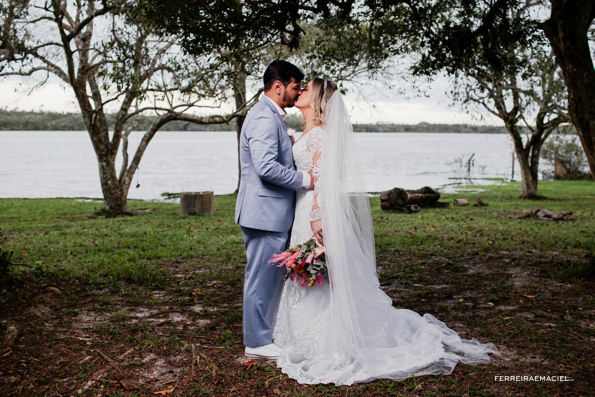 Foto Casamento de dia na Igreja da Cidade Alta Paróquia Sagrada Família e festa na Cachaçaria Pura Brasil - Araranguá - SC - Maiara e Valter Foto Casamento de dia na Igreja da Cidade Alta Paróquia Sagrada Família e festa na Cachaçaria Pura Brasil - Araranguá - SC - Maiara e Valter - Imagem 97
