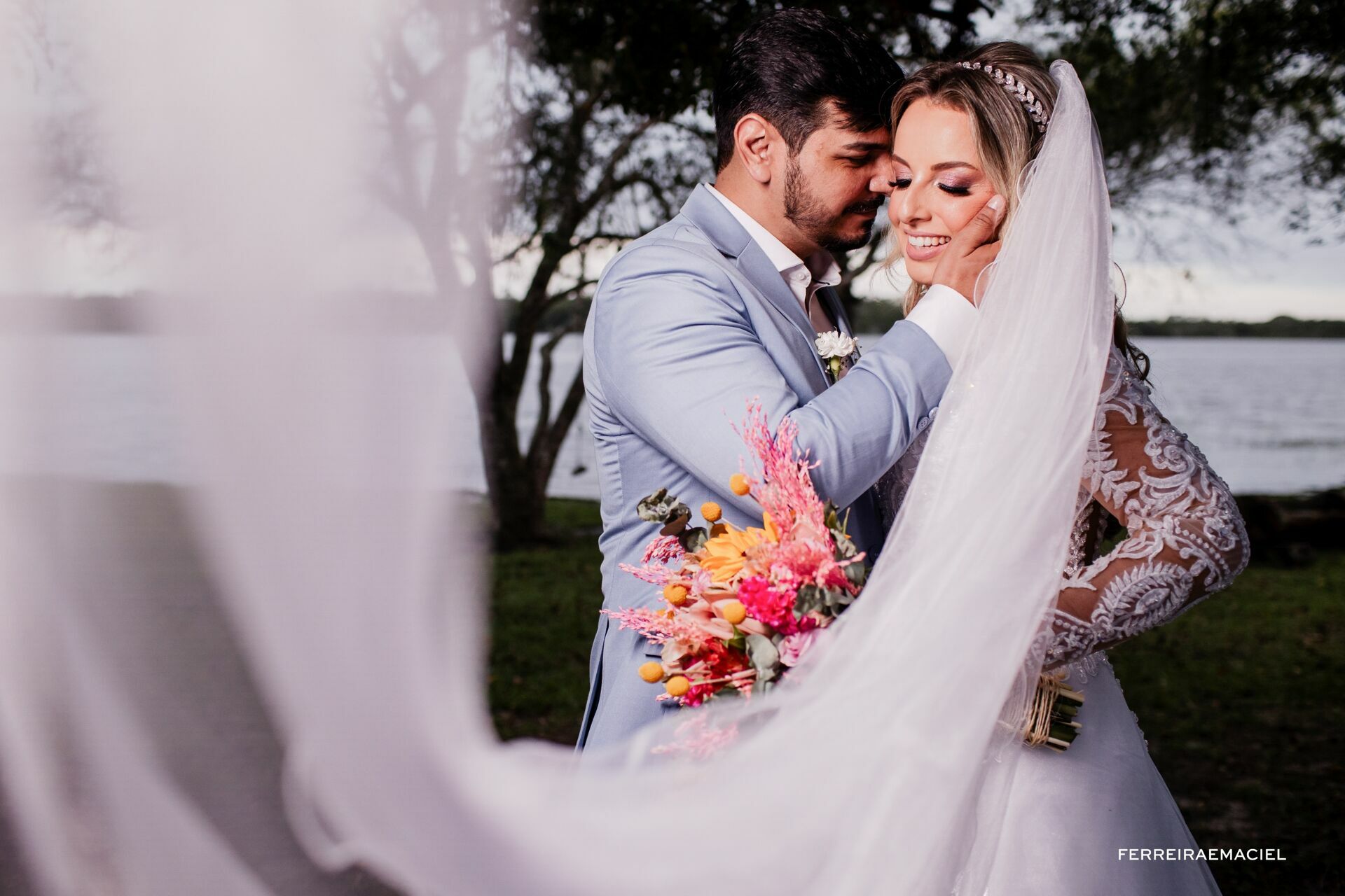 Foto Casamento de dia na Igreja da Cidade Alta Paróquia Sagrada Família e festa na Cachaçaria Pura Brasil - Araranguá - SC - Maiara e Valter Foto Casamento de dia na Igreja da Cidade Alta Paróquia Sagrada Família e festa na Cachaçaria Pura Brasil - Araranguá - SC - Maiara e Valter - Imagem 99
