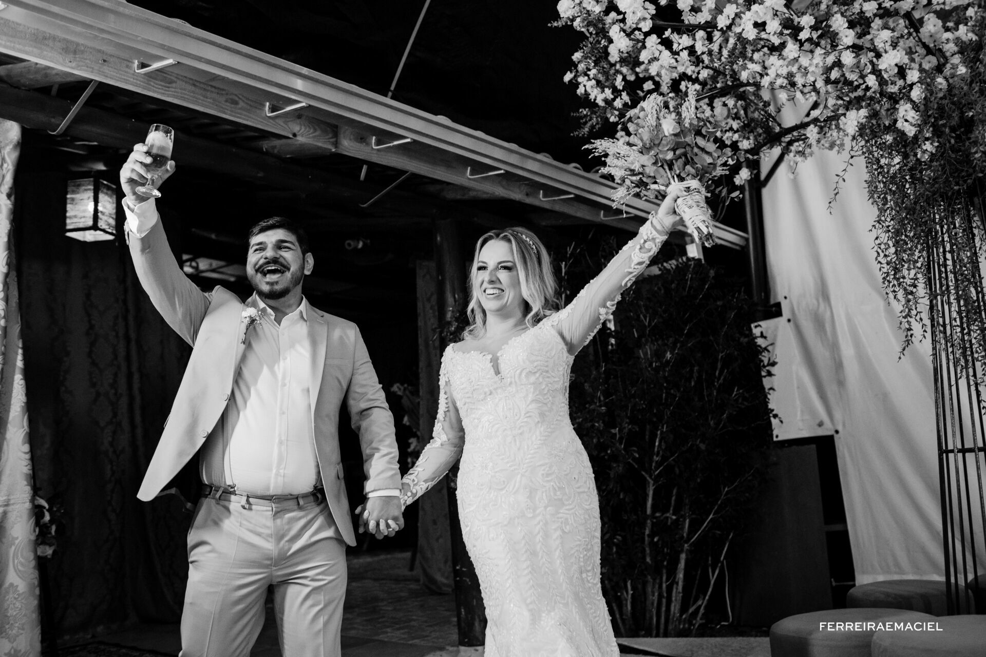 Foto Casamento de dia na Igreja da Cidade Alta Paróquia Sagrada Família e festa na Cachaçaria Pura Brasil - Araranguá - SC - Maiara e Valter Foto Casamento de dia na Igreja da Cidade Alta Paróquia Sagrada Família e festa na Cachaçaria Pura Brasil - Araranguá - SC - Maiara e Valter - Imagem 102