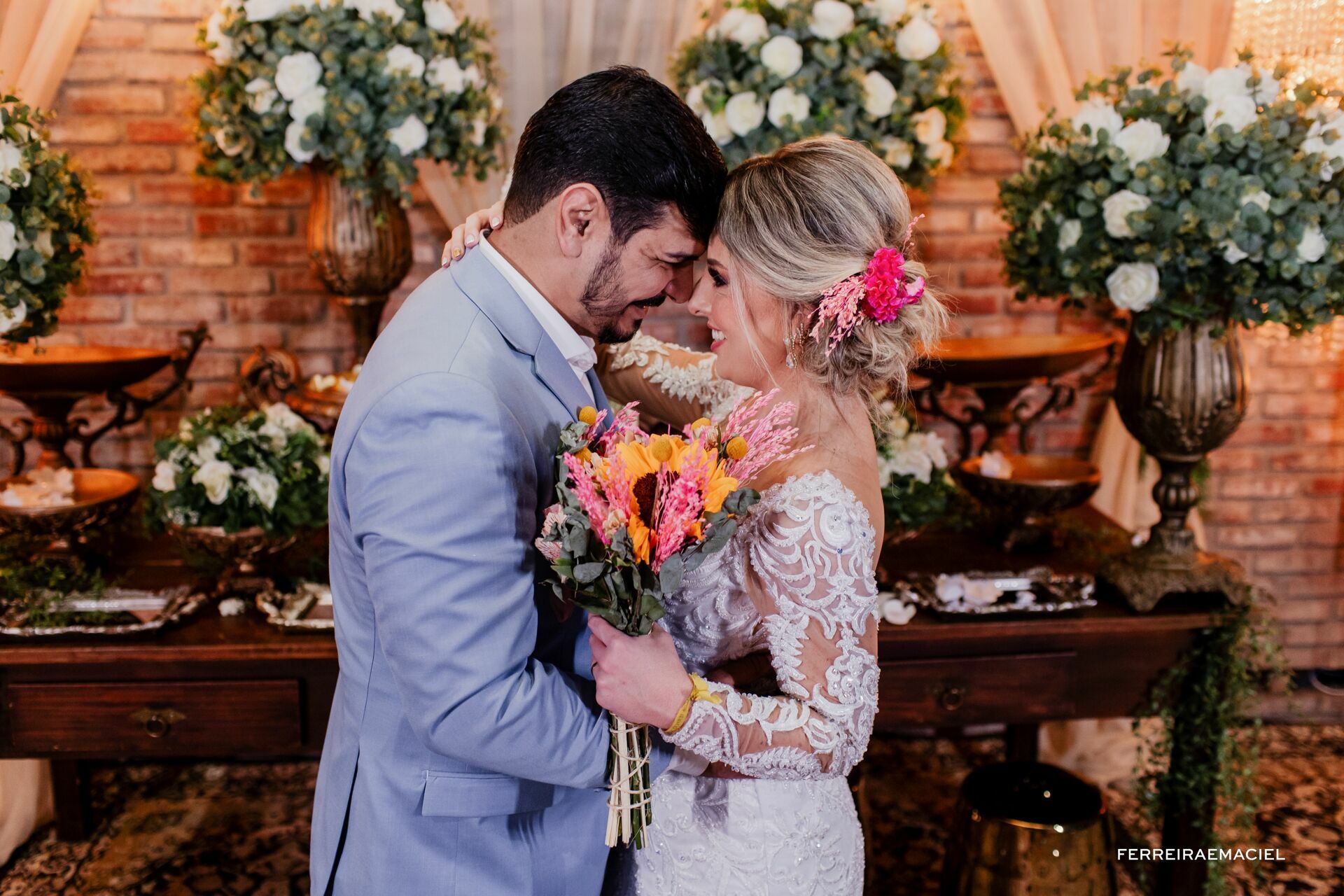Foto Casamento de dia na Igreja da Cidade Alta Paróquia Sagrada Família e festa na Cachaçaria Pura Brasil - Araranguá - SC - Maiara e Valter Foto Casamento de dia na Igreja da Cidade Alta Paróquia Sagrada Família e festa na Cachaçaria Pura Brasil - Araranguá - SC - Maiara e Valter - Imagem 111