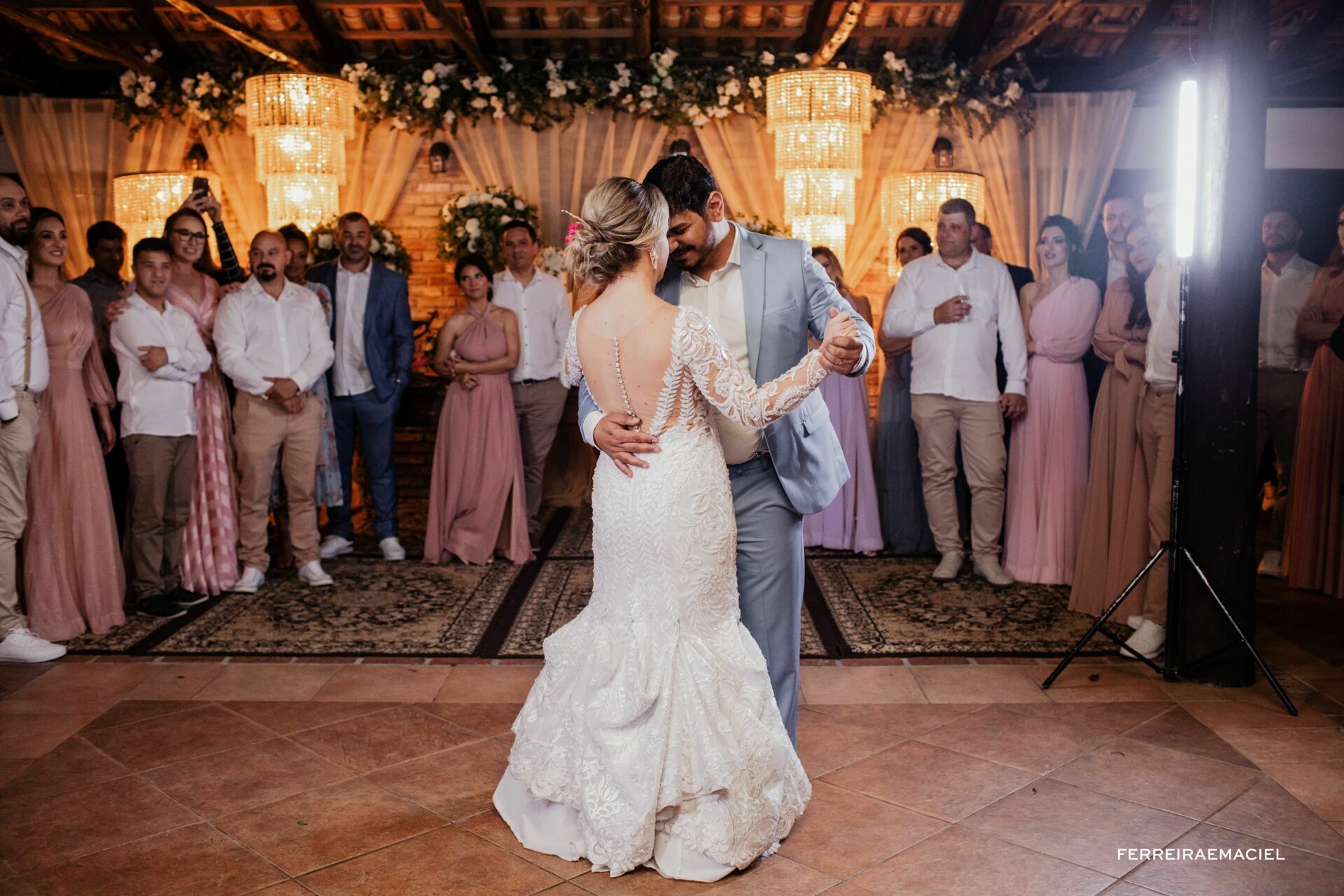 Foto Casamento de dia na Igreja da Cidade Alta Paróquia Sagrada Família e festa na Cachaçaria Pura Brasil - Araranguá - SC - Maiara e Valter Foto Casamento de dia na Igreja da Cidade Alta Paróquia Sagrada Família e festa na Cachaçaria Pura Brasil - Araranguá - SC - Maiara e Valter - Imagem 113