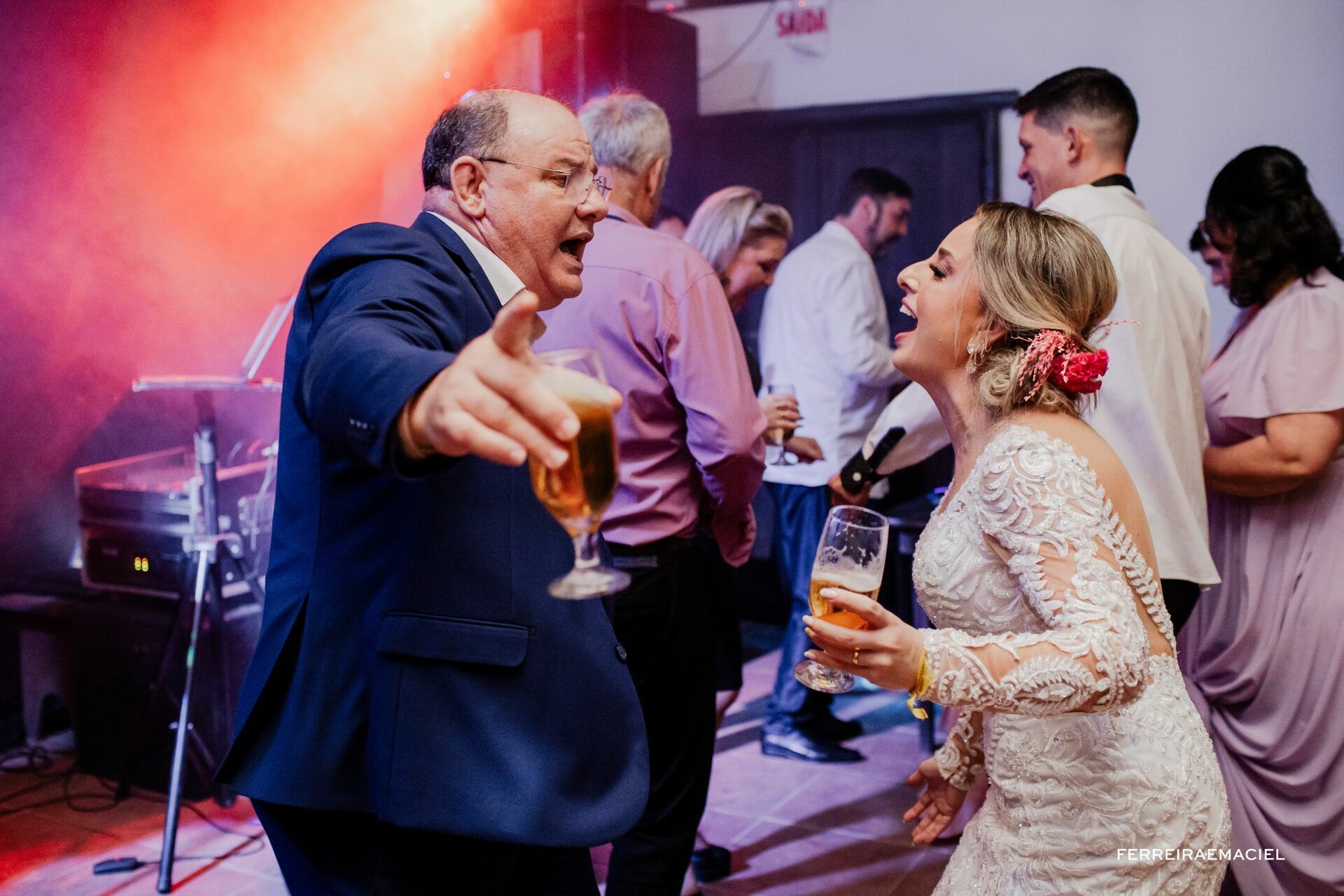 Foto Casamento de dia na Igreja da Cidade Alta Paróquia Sagrada Família e festa na Cachaçaria Pura Brasil - Araranguá - SC - Maiara e Valter Foto Casamento de dia na Igreja da Cidade Alta Paróquia Sagrada Família e festa na Cachaçaria Pura Brasil - Araranguá - SC - Maiara e Valter - Imagem 123