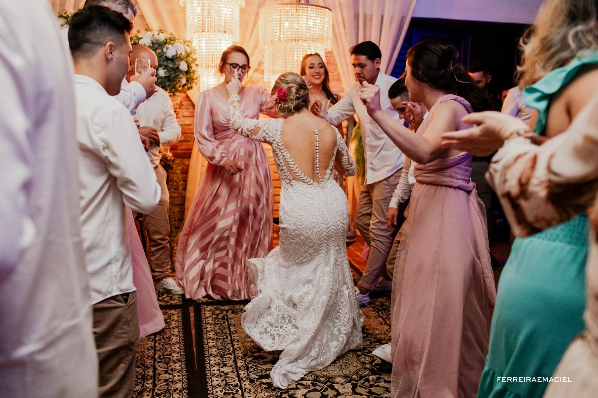 Foto Casamento de dia na Igreja da Cidade Alta Paróquia Sagrada Família e festa na Cachaçaria Pura Brasil - Araranguá - SC - Maiara e Valter Foto Casamento de dia na Igreja da Cidade Alta Paróquia Sagrada Família e festa na Cachaçaria Pura Brasil - Araranguá - SC - Maiara e Valter - Imagem 125