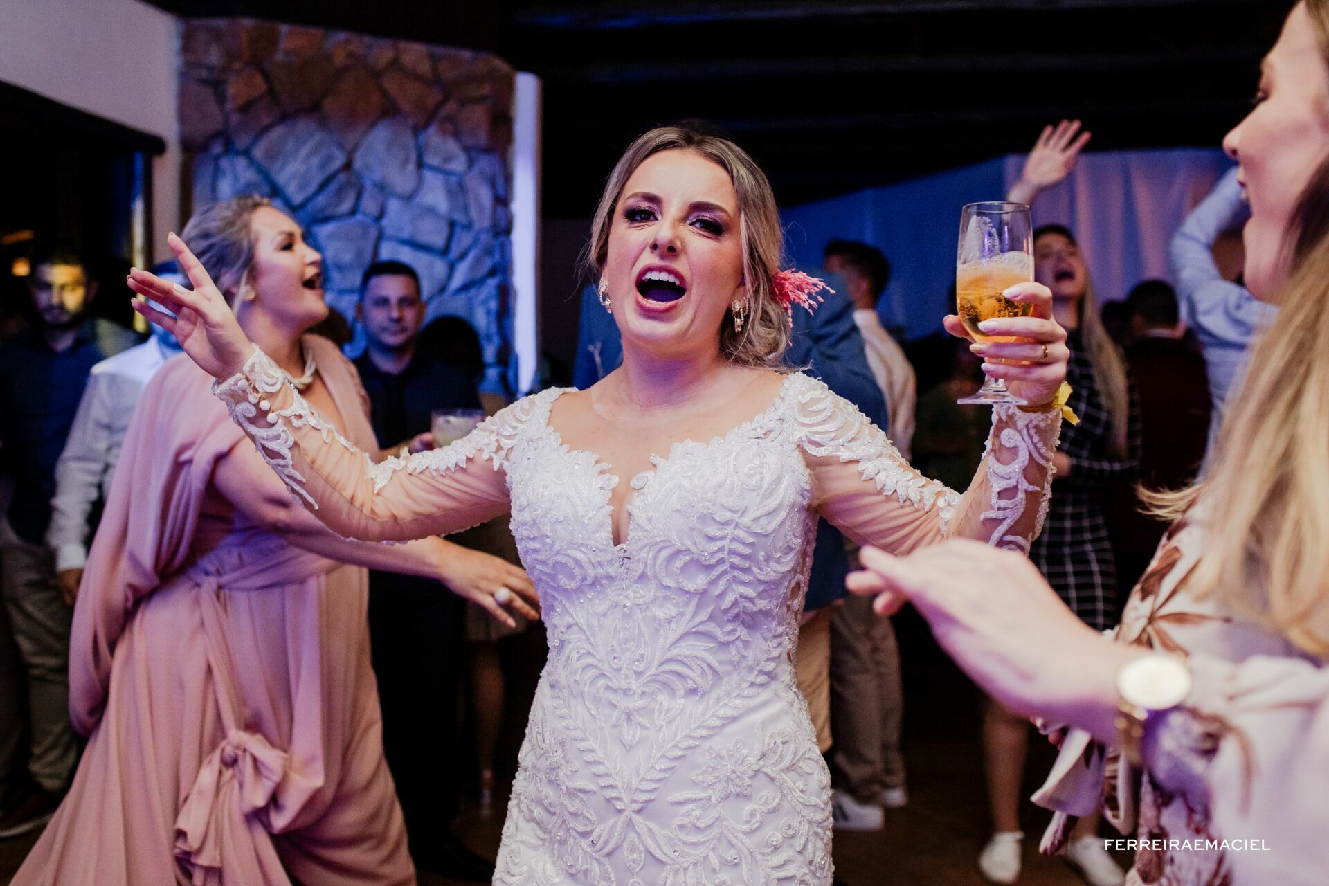 Foto Casamento de dia na Igreja da Cidade Alta Paróquia Sagrada Família e festa na Cachaçaria Pura Brasil - Araranguá - SC - Maiara e Valter Foto Casamento de dia na Igreja da Cidade Alta Paróquia Sagrada Família e festa na Cachaçaria Pura Brasil - Araranguá - SC - Maiara e Valter - Imagem 122