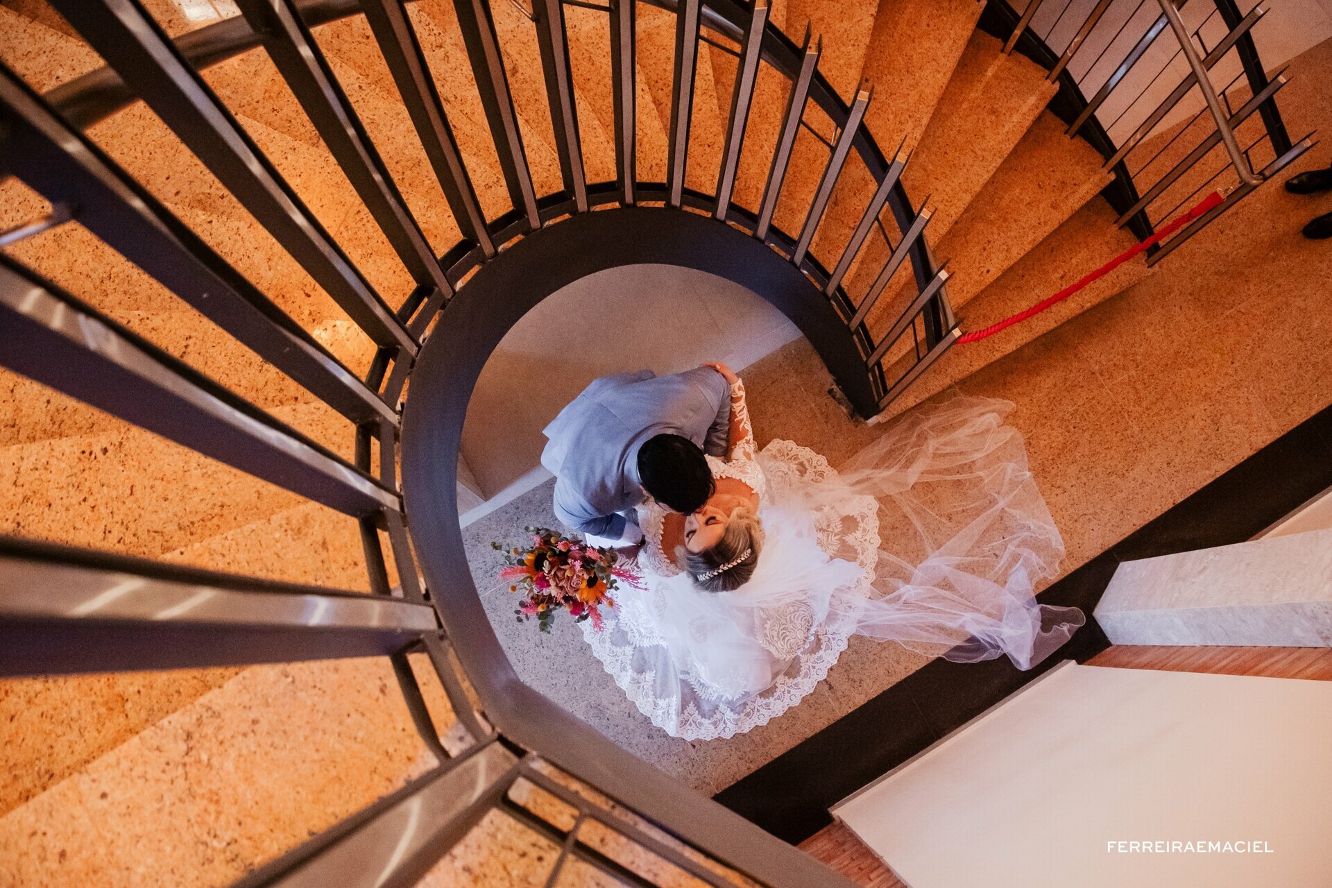 Casamento de dia na Igreja da Cidade Alta Paróquia Sagrada Família e festa na Cachaçaria Pura Brasil - Araranguá - SC - Maiara e Valter