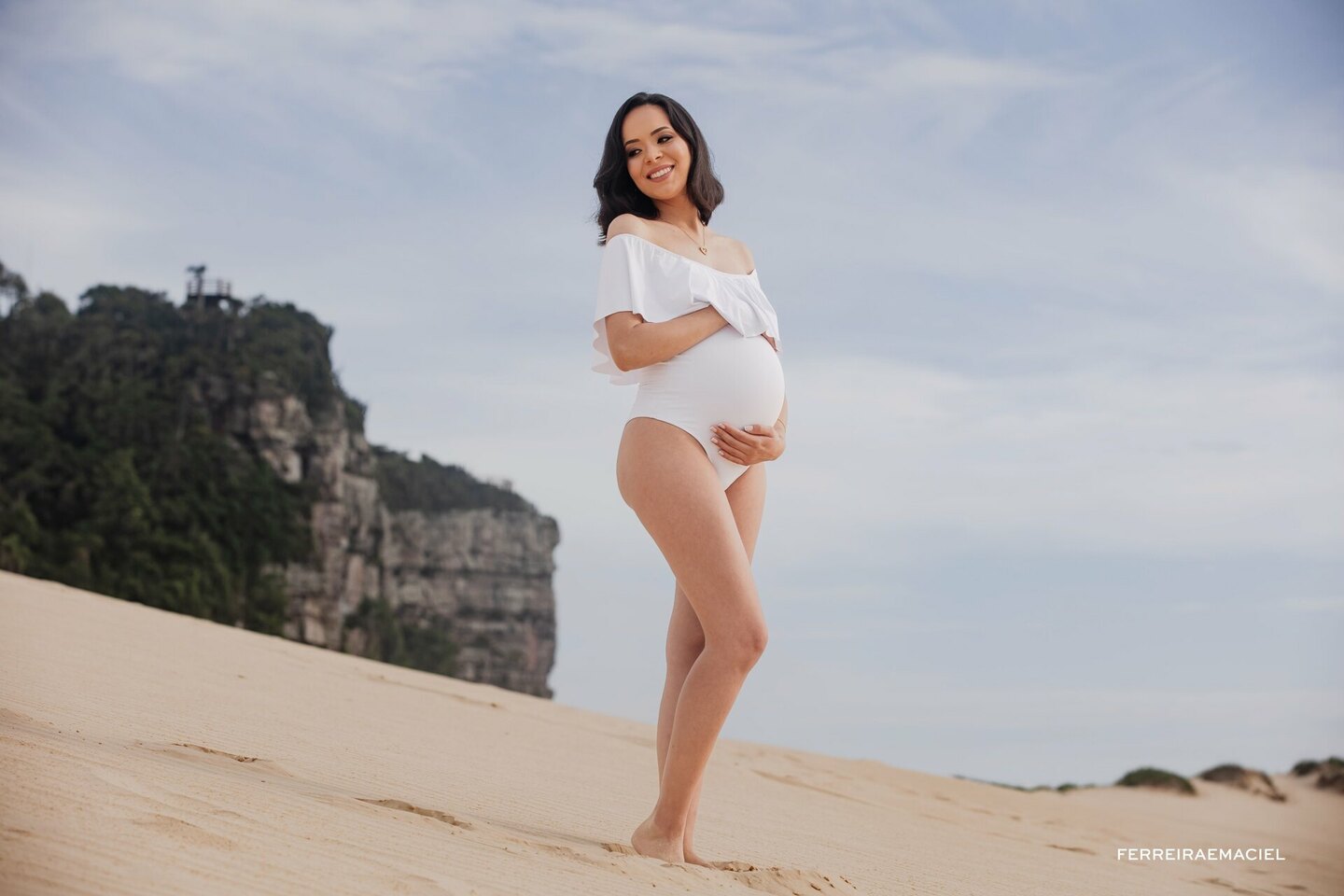 Ensaio fotográfico de Gestante na praia e nas dunas do Morro dos Conventos em Araranguá - SC- Fotografia de gravidez em sessão externa de fotos - Taise