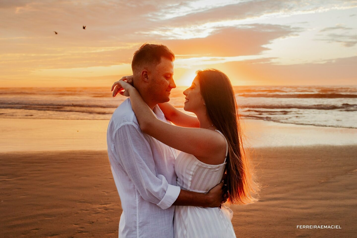 Fotos de casal no nascer-do-sol na praia e nas dunas do Morro dos Conventos em Araranguá - SC - Ensaio fotográfico pre-wedding e pré-casamento- Danielle e Leonardo 