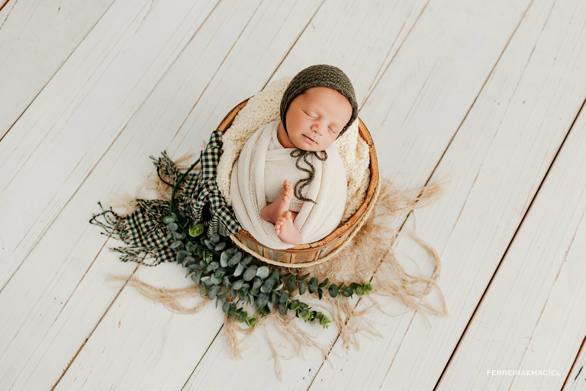 Ensaio newborn em estúdio - sessão fotográfica e fotografia de recém-nascido em Araranguá - Criciúma - Sombrio - Turvo - Ermo - Maracajá - Nova Veneza - Heitor - Alessandra
