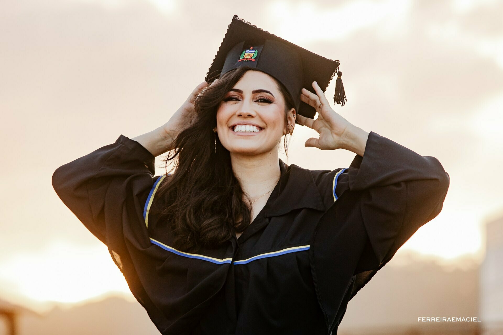 Formatura Engenharia de Energias - Sessão fotográfica com beca e capelo - Fotos de formatura - Fotografia com vestido de formatura na praia - Ensaio externo de graduação - UFSC - Ágata Knoper