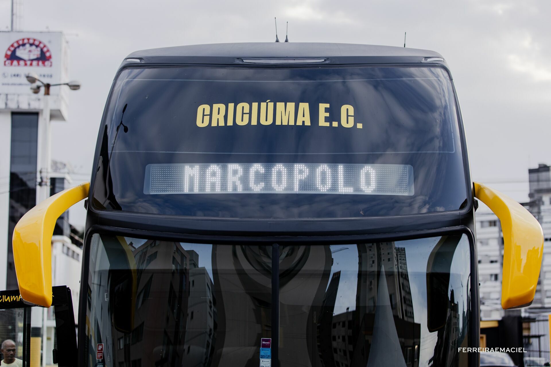 Foto Fotografia publicitária - Entrega do novo ônibus do Criciúma E. C. - Scania Cavese - Estádio Heriberto Hülse - Criciúma - SC - Imagem 30