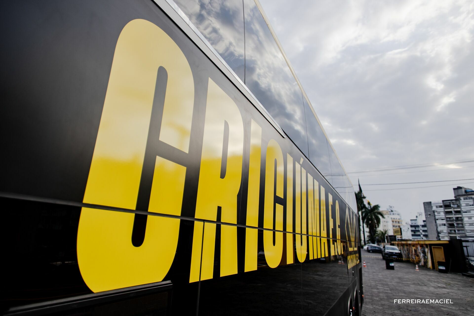 Foto Fotografia publicitária - Entrega do novo ônibus do Criciúma E. C. - Scania Cavese - Estádio Heriberto Hülse - Criciúma - SC - Imagem 27