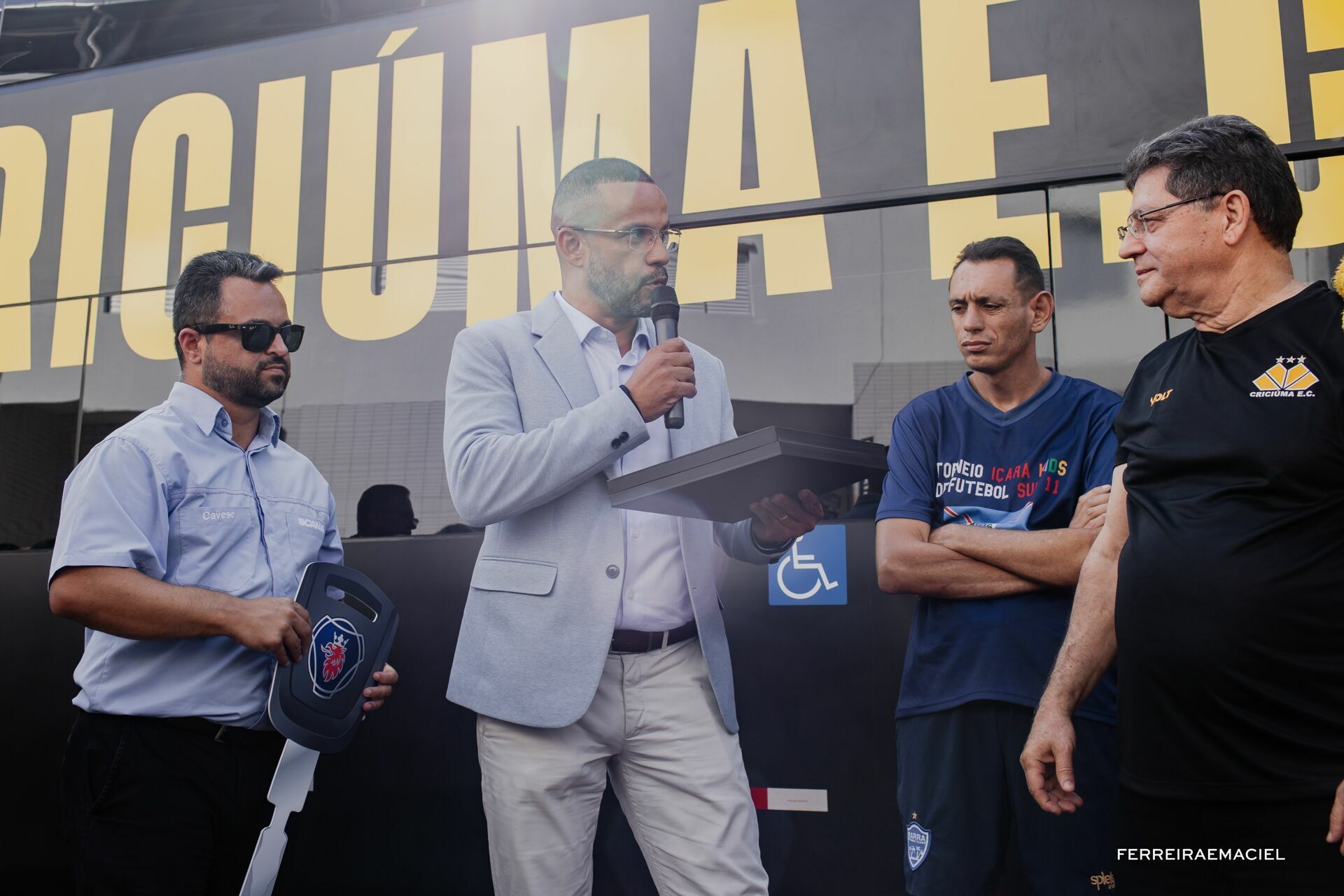 Foto Fotografia publicitária - Entrega do novo ônibus do Criciúma E. C. - Scania Cavese - Estádio Heriberto Hülse - Criciúma - SC - Imagem 4