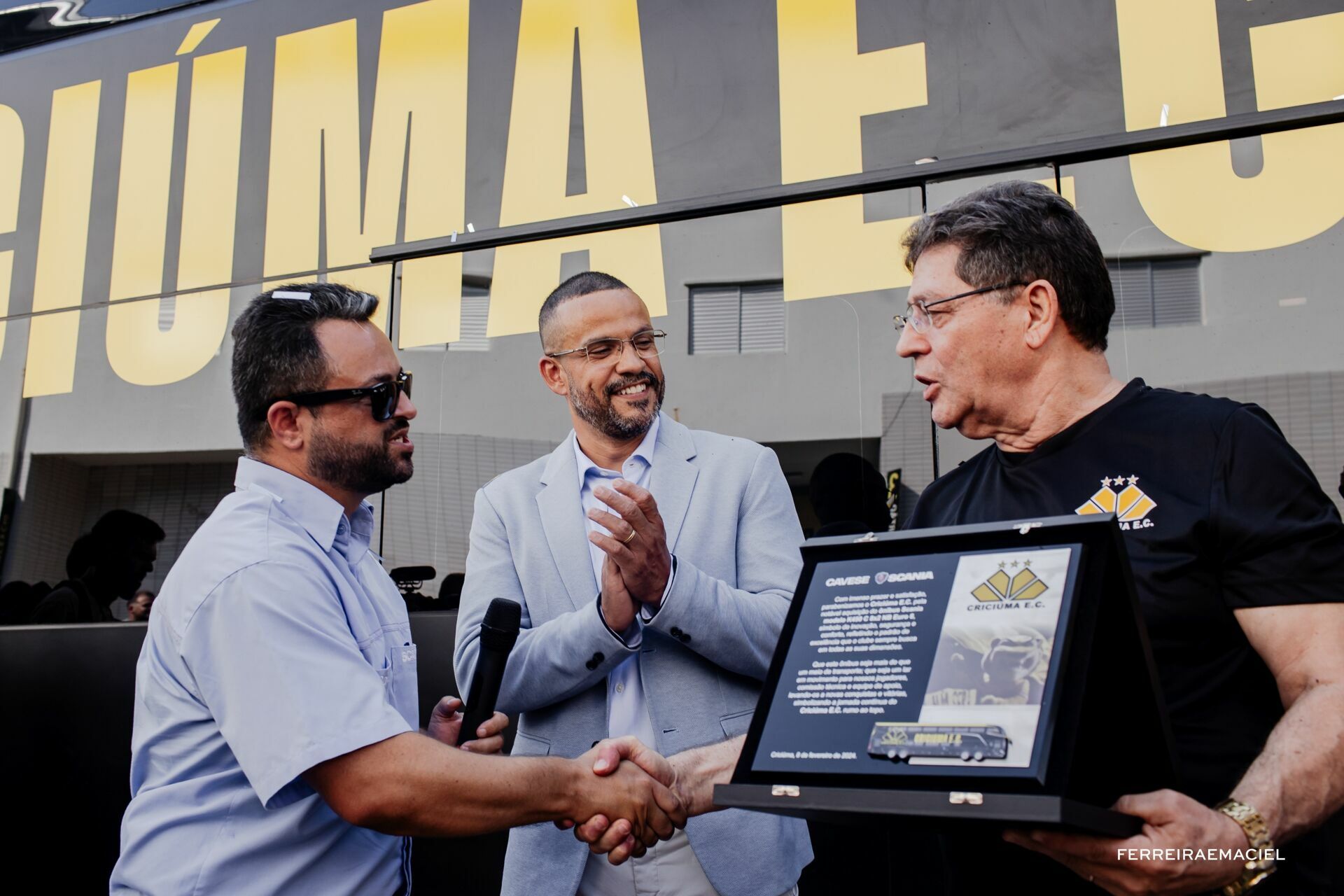 Foto Fotografia publicitária - Entrega do novo ônibus do Criciúma E. C. - Scania Cavese - Estádio Heriberto Hülse - Criciúma - SC - Imagem 11