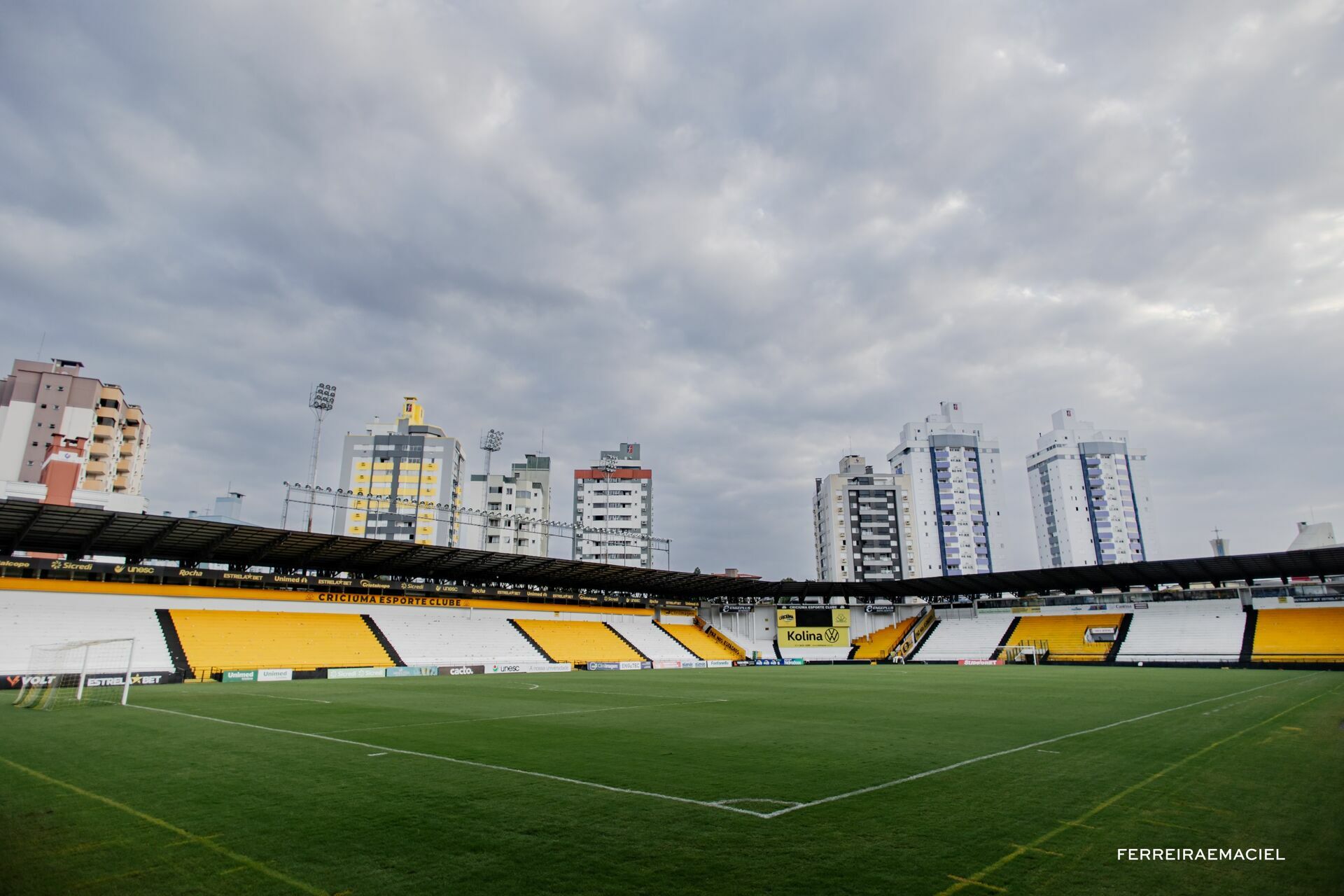 Foto Fotografia publicitária - Entrega do novo ônibus do Criciúma E. C. - Scania Cavese - Estádio Heriberto Hülse - Criciúma - SC - Imagem 39