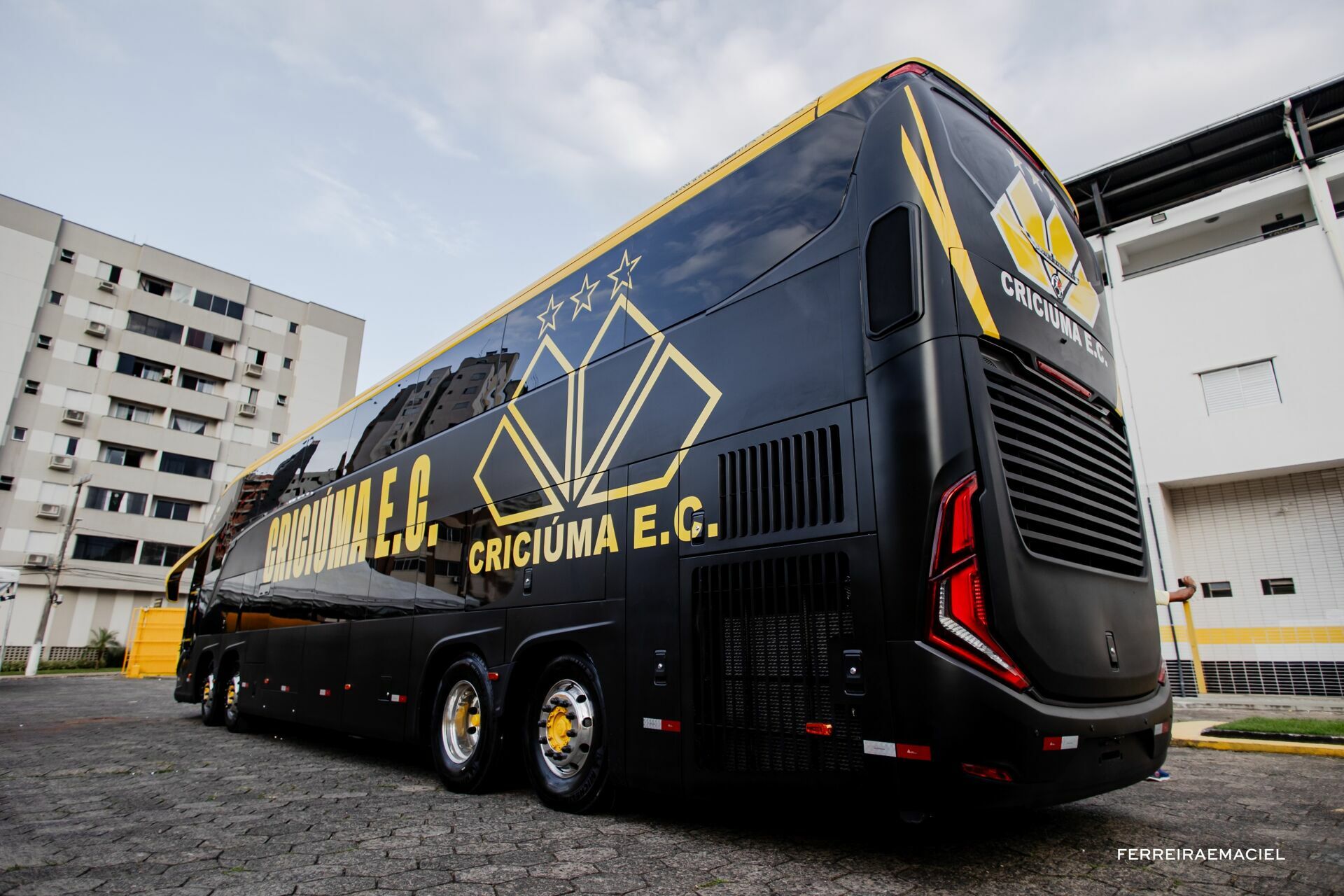 Foto Fotografia publicitária - Entrega do novo ônibus do Criciúma E. C. - Scania Cavese - Estádio Heriberto Hülse - Criciúma - SC - Imagem 24