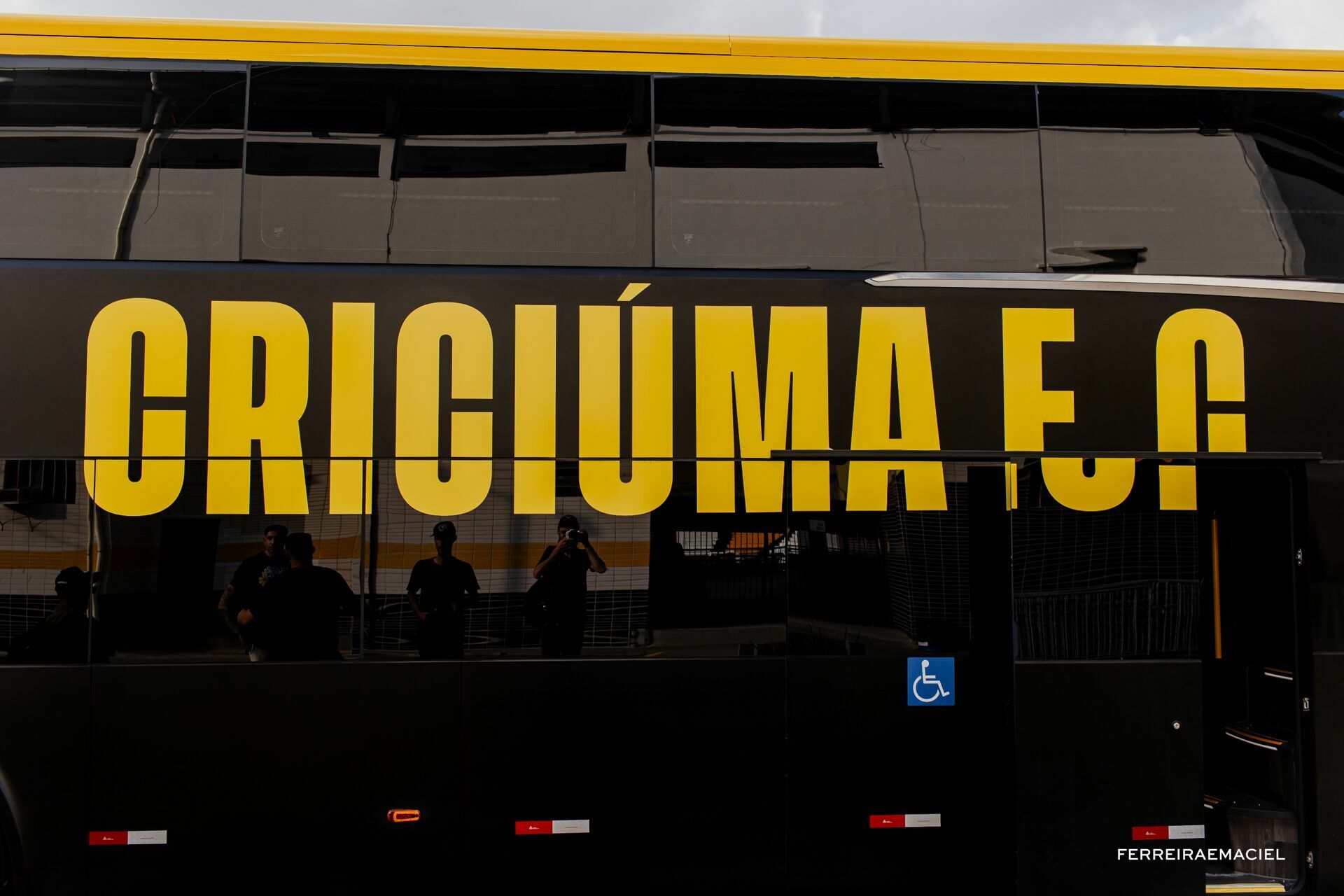 Foto Fotografia publicitária - Entrega do novo ônibus do Criciúma E. C. - Scania Cavese - Estádio Heriberto Hülse - Criciúma - SC - Imagem 33
