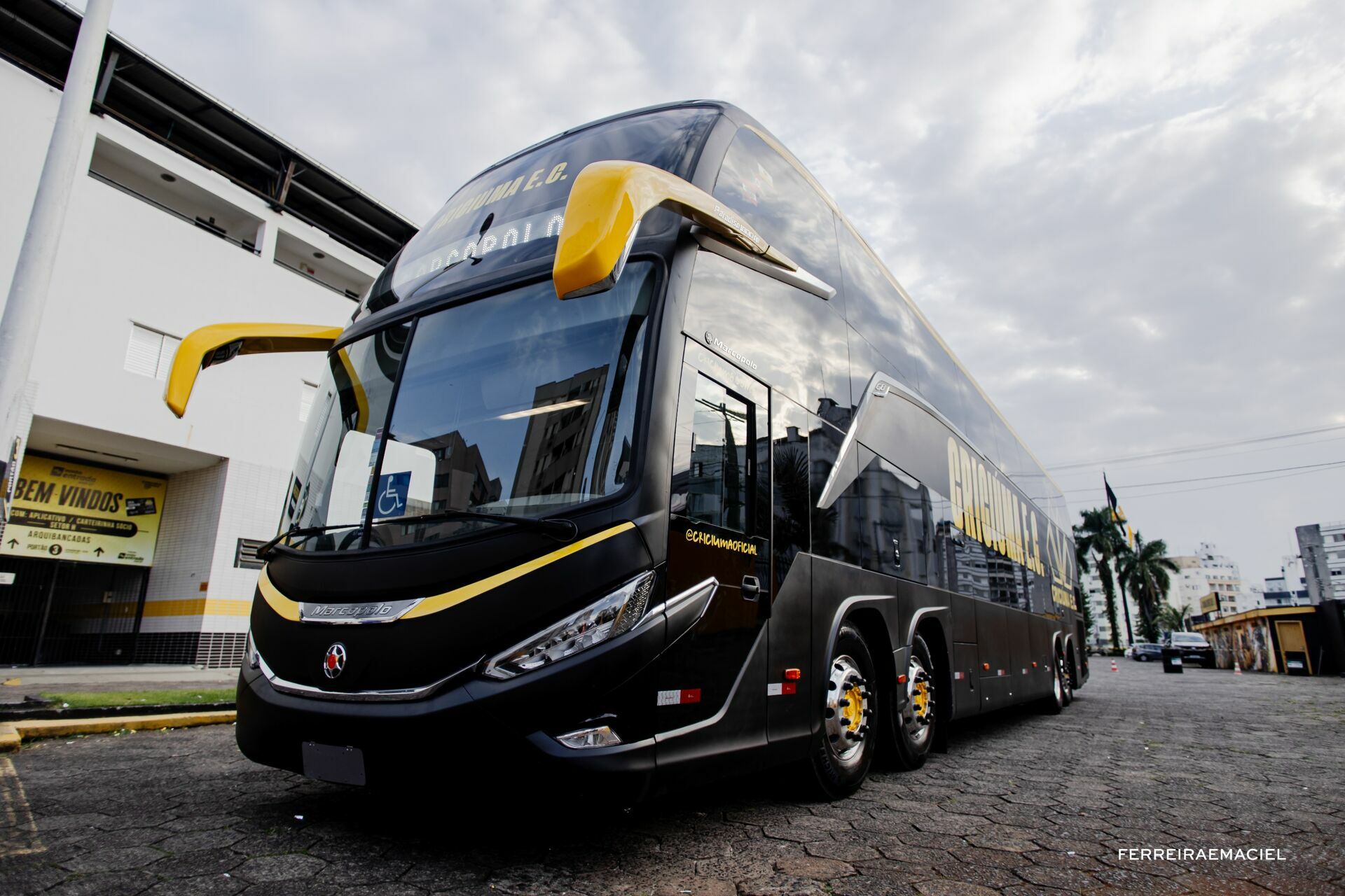 Foto Fotografia publicitária - Entrega do novo ônibus do Criciúma E. C. - Scania Cavese - Estádio Heriberto Hülse - Criciúma - SC - Imagem 23