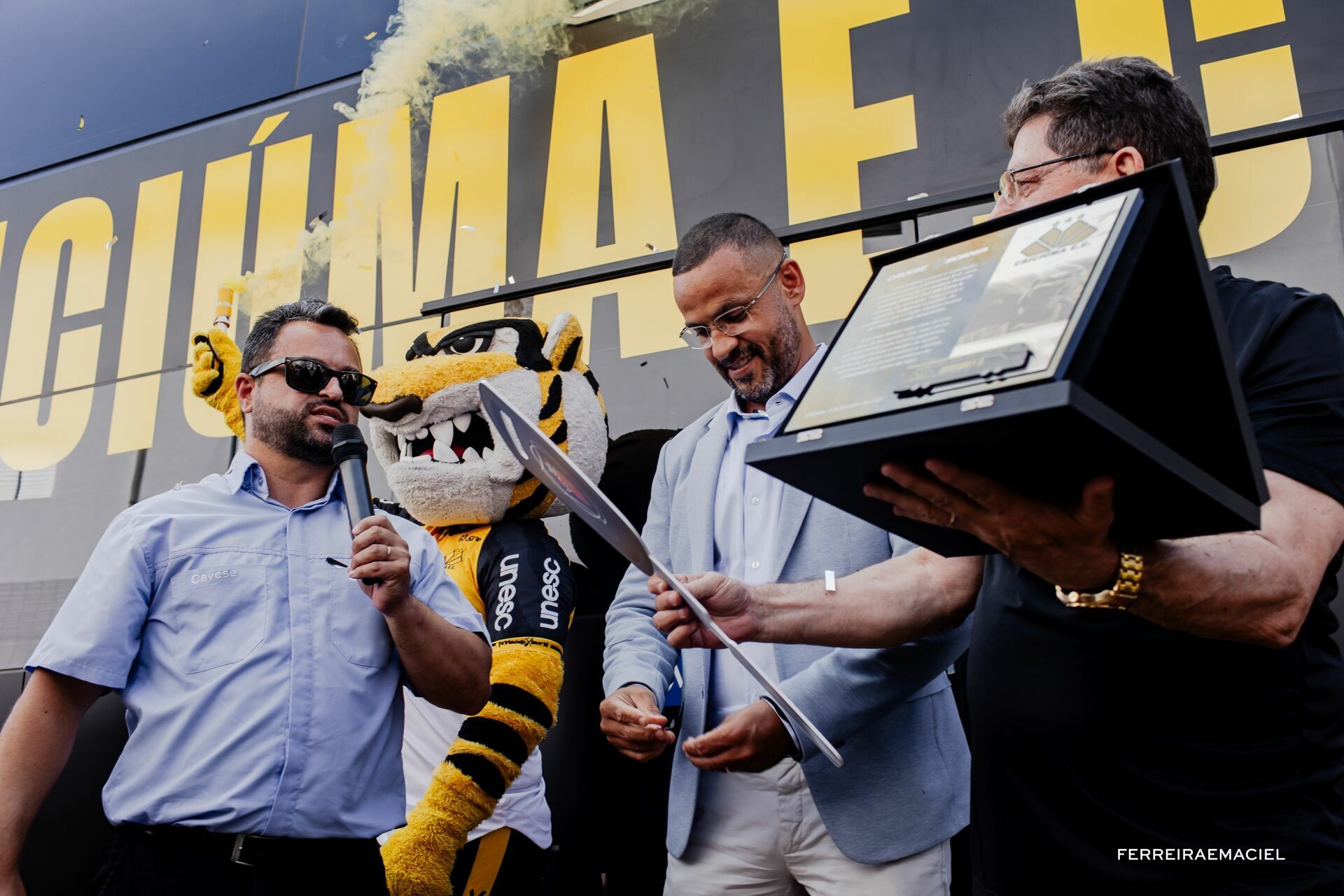 Foto Fotografia publicitária - Entrega do novo ônibus do Criciúma E. C. - Scania Cavese - Estádio Heriberto Hülse - Criciúma - SC - Imagem 9