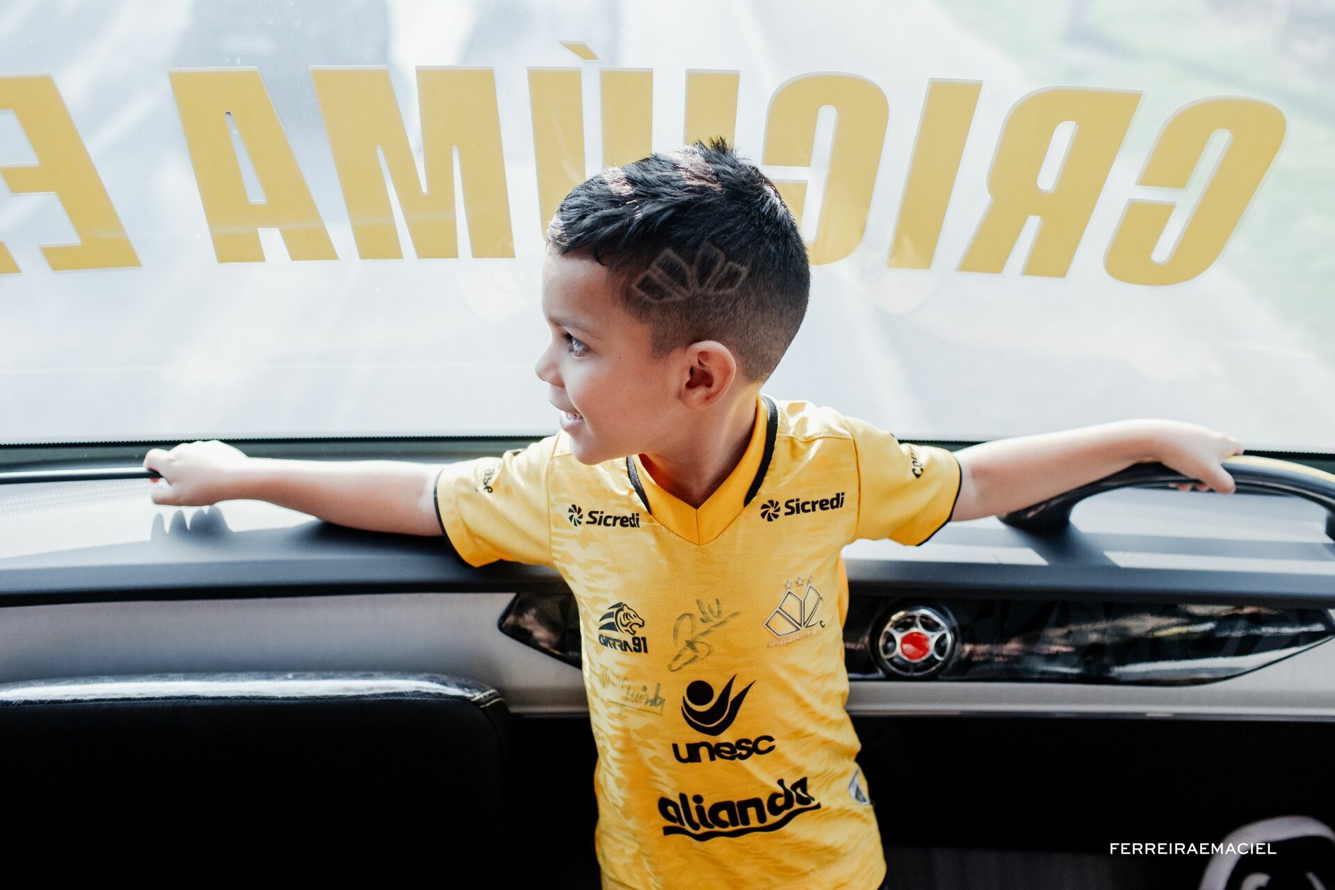 Foto Fotografia publicitária - Entrega do novo ônibus do Criciúma E. C. - Scania Cavese - Estádio Heriberto Hülse - Criciúma - SC - Imagem 22