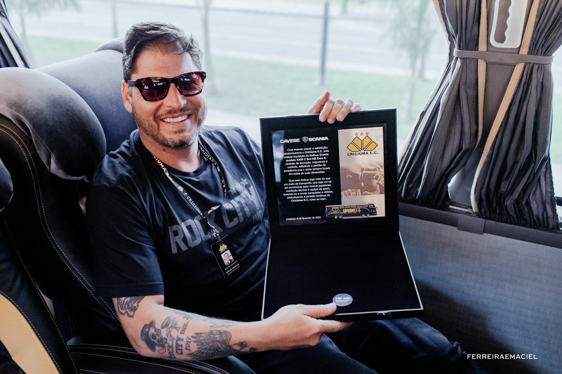 Foto Fotografia publicitária - Entrega do novo ônibus do Criciúma E. C. - Scania Cavese - Estádio Heriberto Hülse - Criciúma - SC - Imagem 21