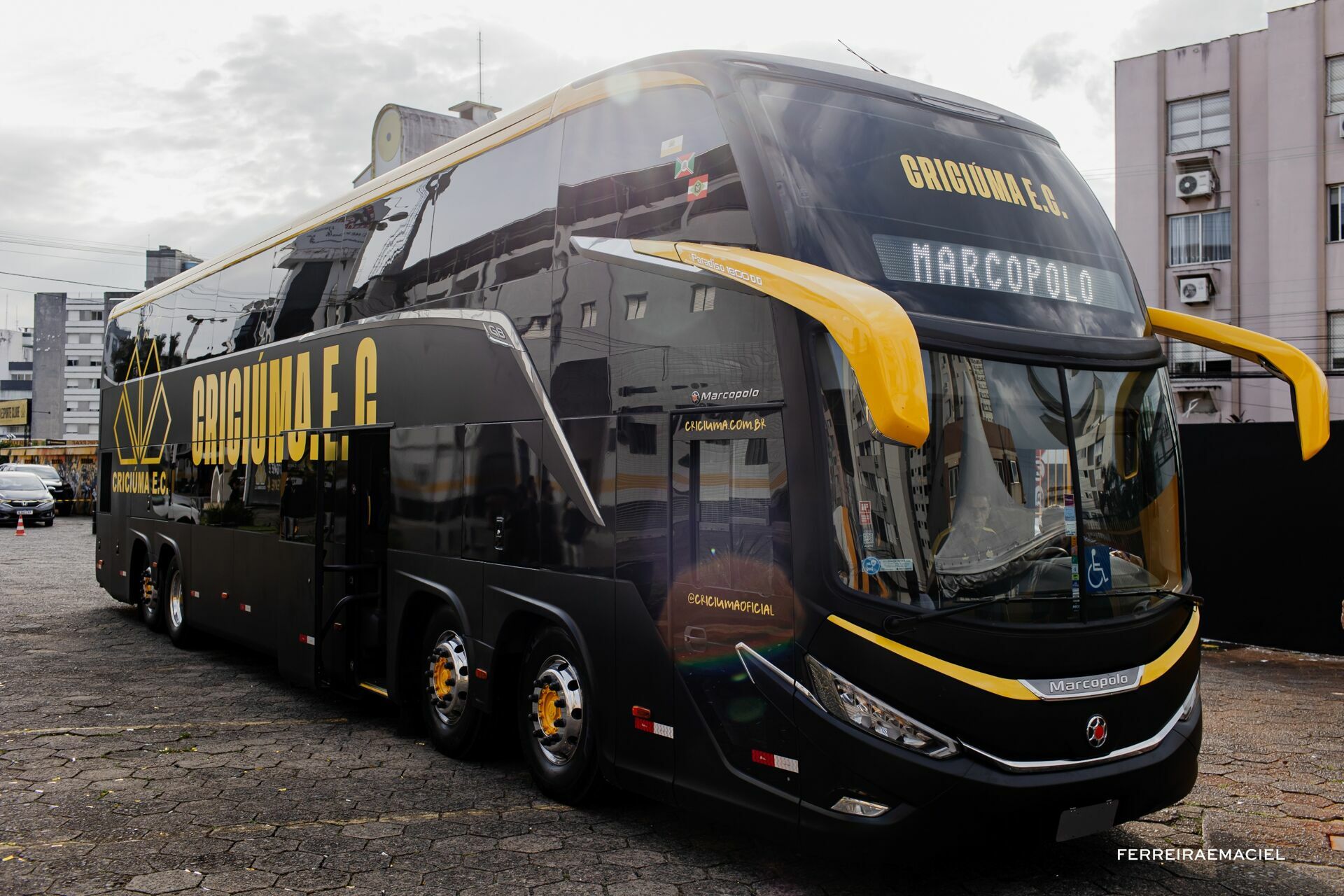 Foto Fotografia publicitária - Entrega do novo ônibus do Criciúma E. C. - Scania Cavese - Estádio Heriberto Hülse - Criciúma - SC - Imagem 34