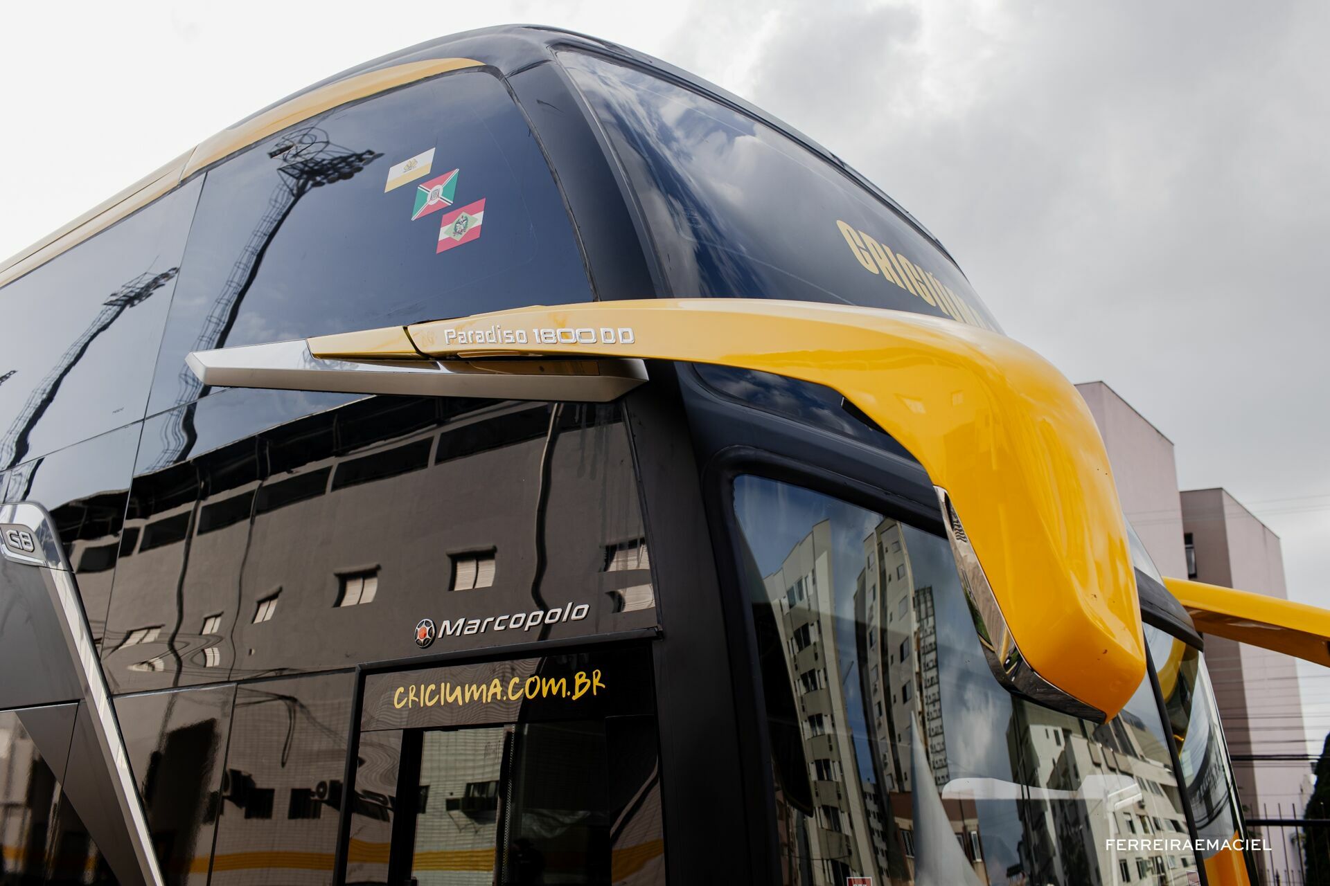 Foto Fotografia publicitária - Entrega do novo ônibus do Criciúma E. C. - Scania Cavese - Estádio Heriberto Hülse - Criciúma - SC - Imagem 28