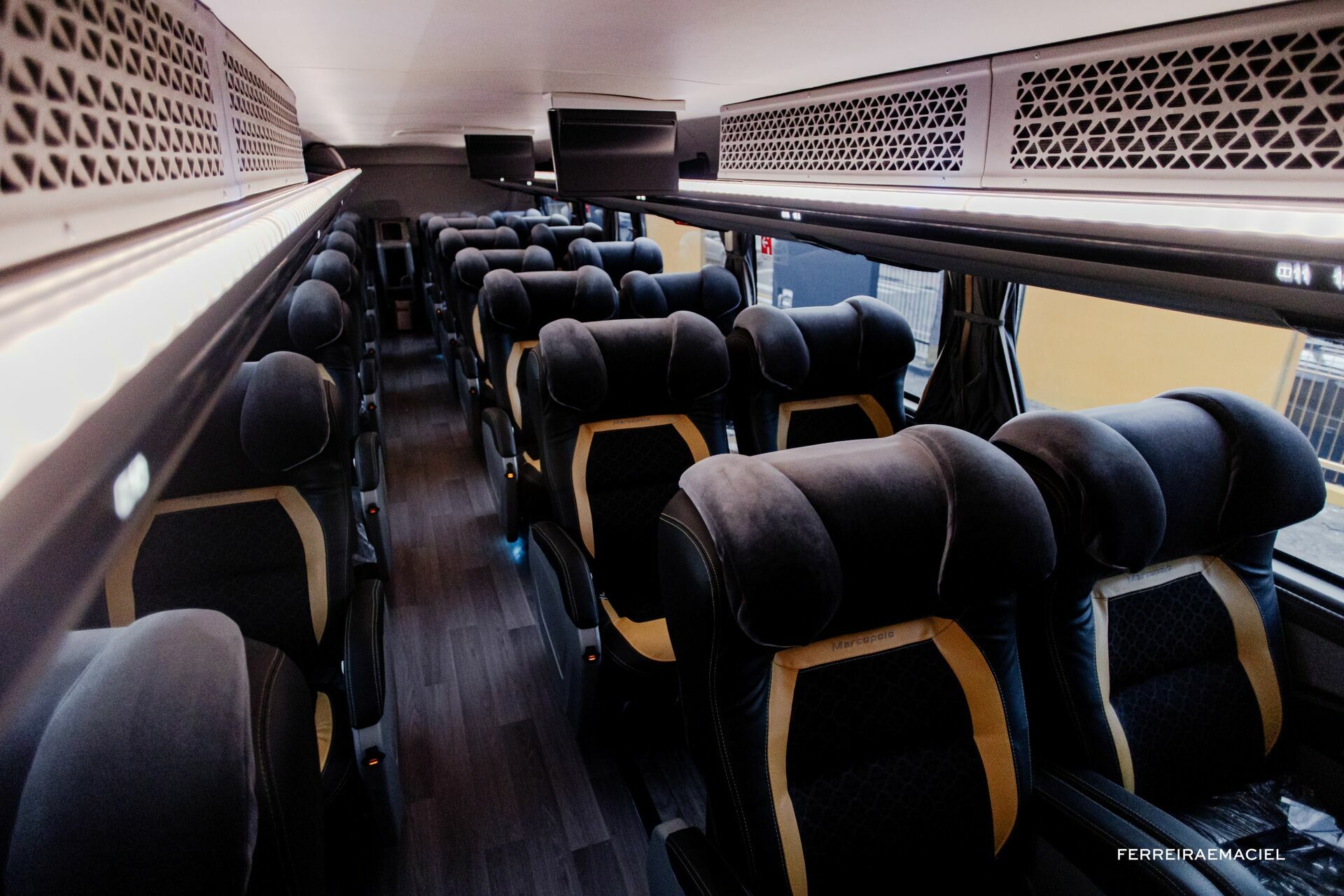 Foto Fotografia publicitária - Entrega do novo ônibus do Criciúma E. C. - Scania Cavese - Estádio Heriberto Hülse - Criciúma - SC - Imagem 38