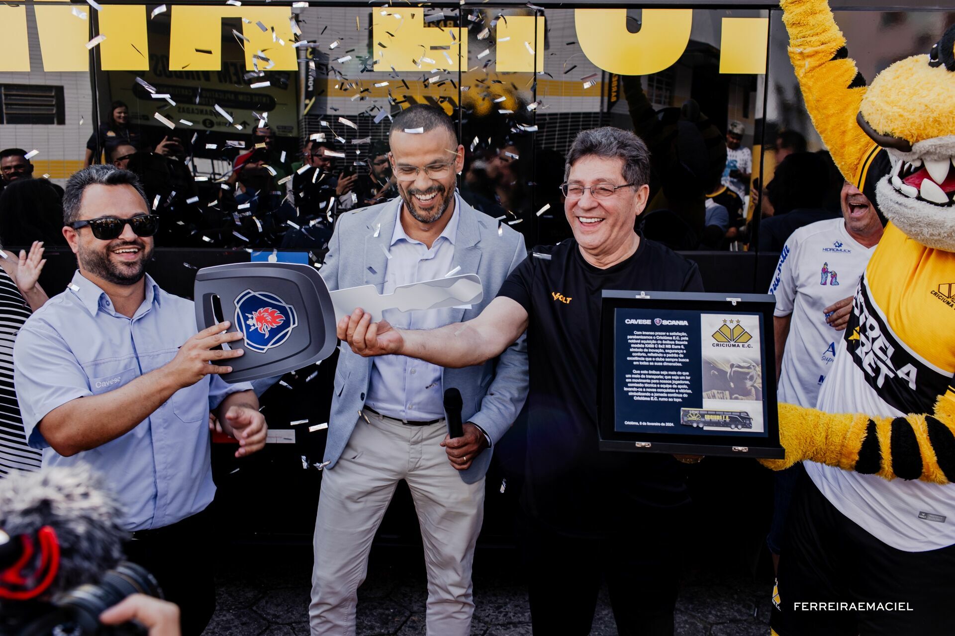 Foto Fotografia publicitária - Entrega do novo ônibus do Criciúma E. C. - Scania Cavese - Estádio Heriberto Hülse - Criciúma - SC - Imagem 8