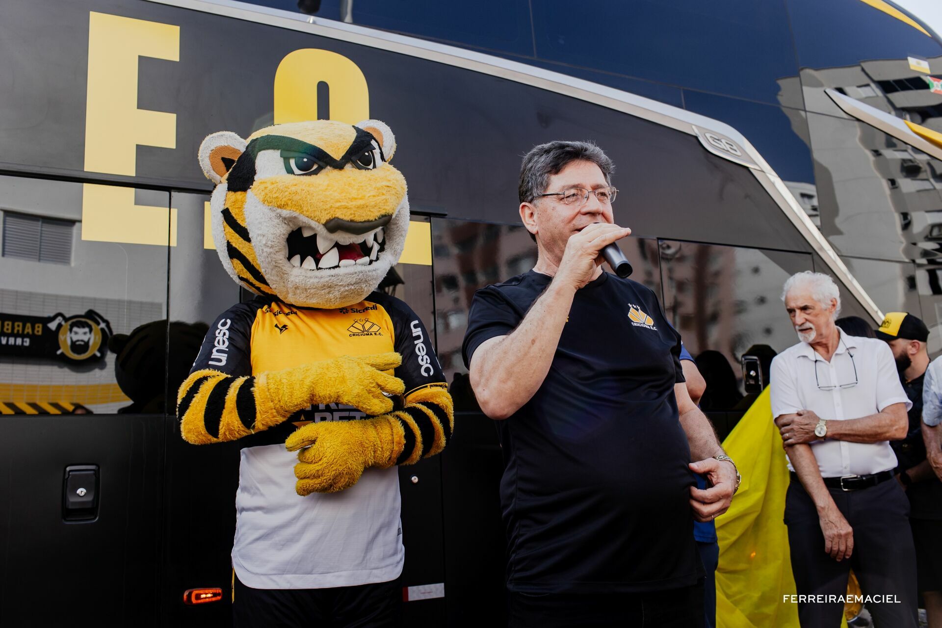 Foto Fotografia publicitária - Entrega do novo ônibus do Criciúma E. C. - Scania Cavese - Estádio Heriberto Hülse - Criciúma - SC - Imagem 2